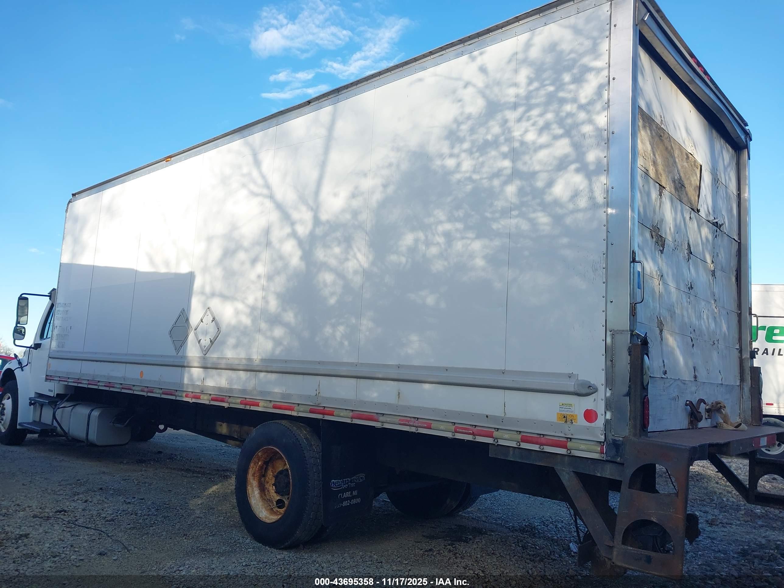 FREIGHTLINER M2 image 3