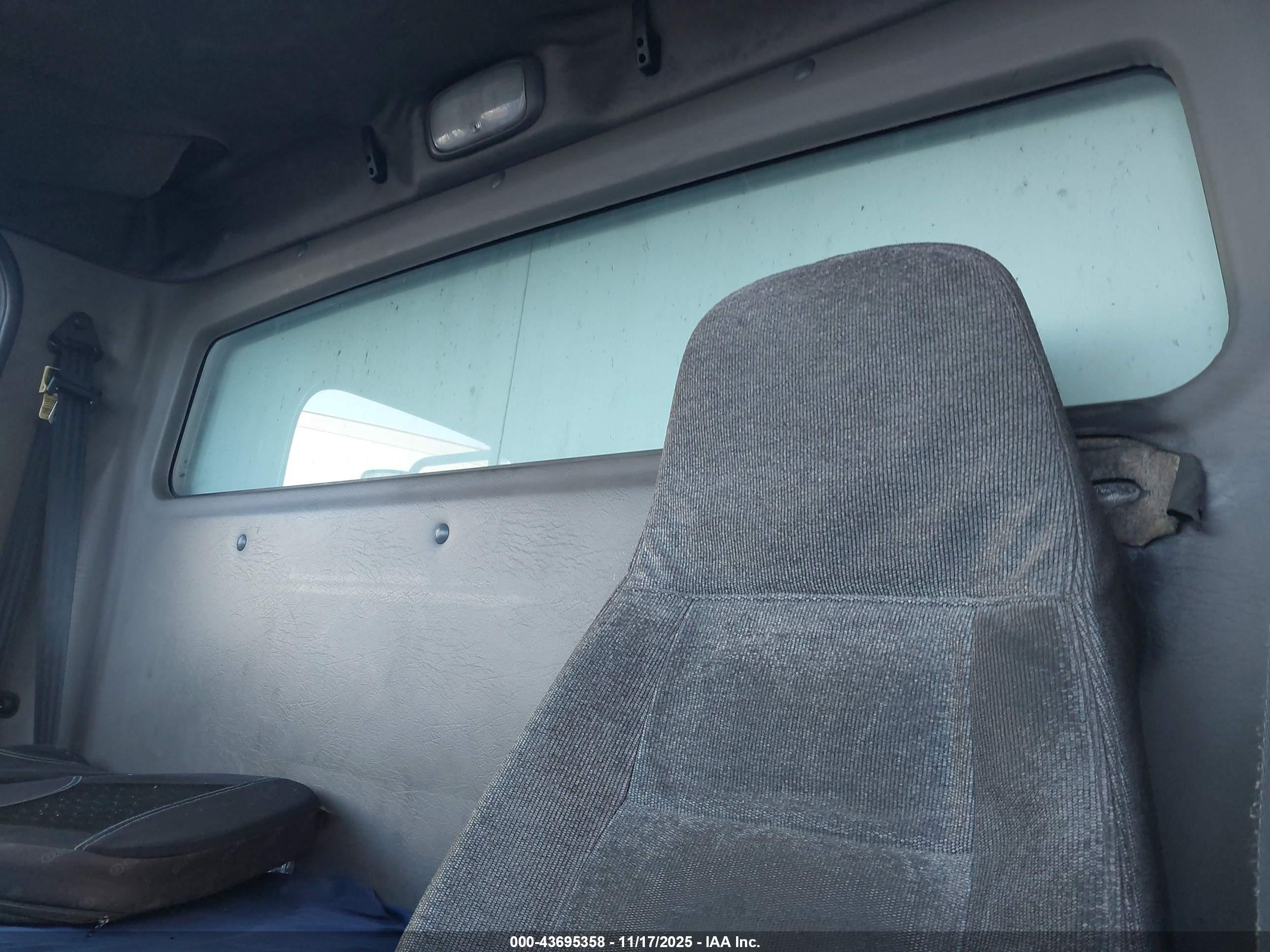 FREIGHTLINER M2 image 7
