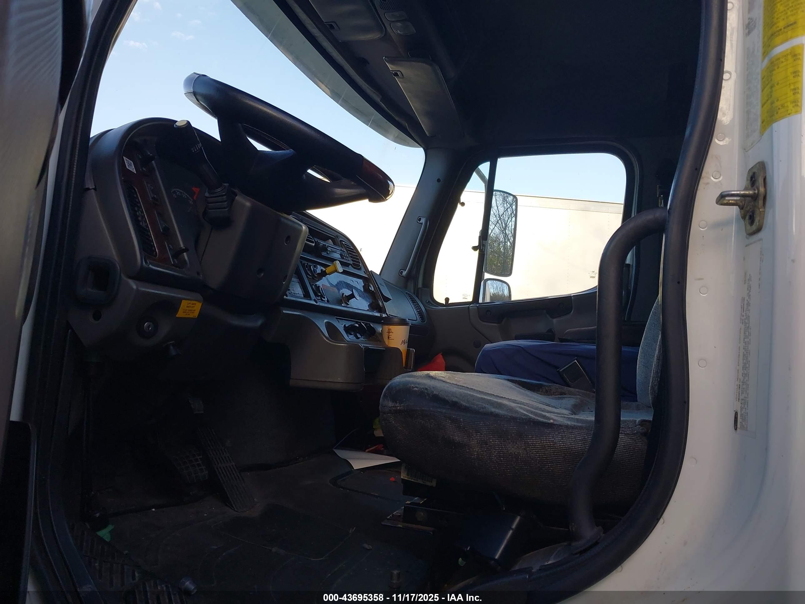 FREIGHTLINER M2 image 8