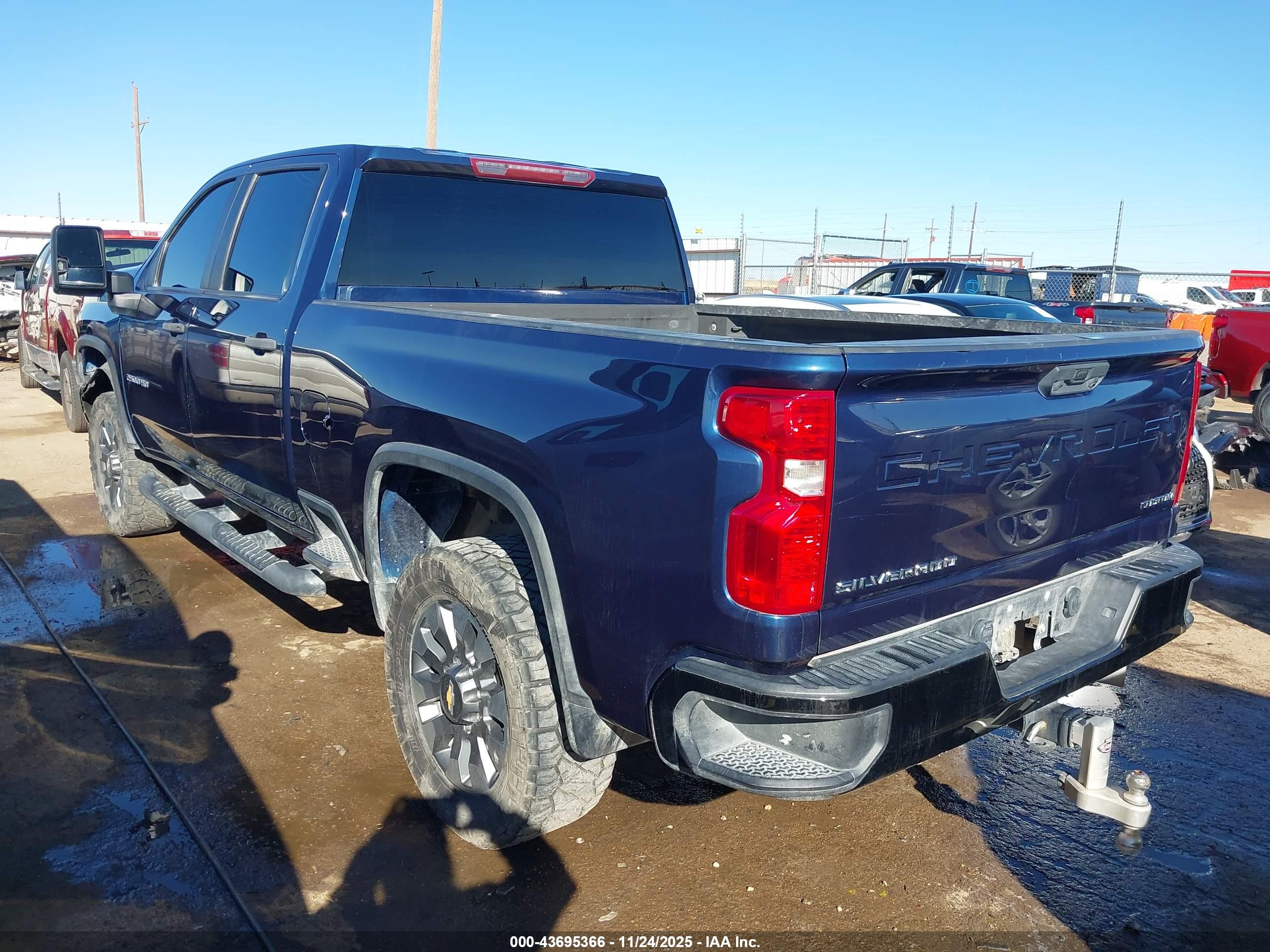 CHEVROLET SILVERADO image 3