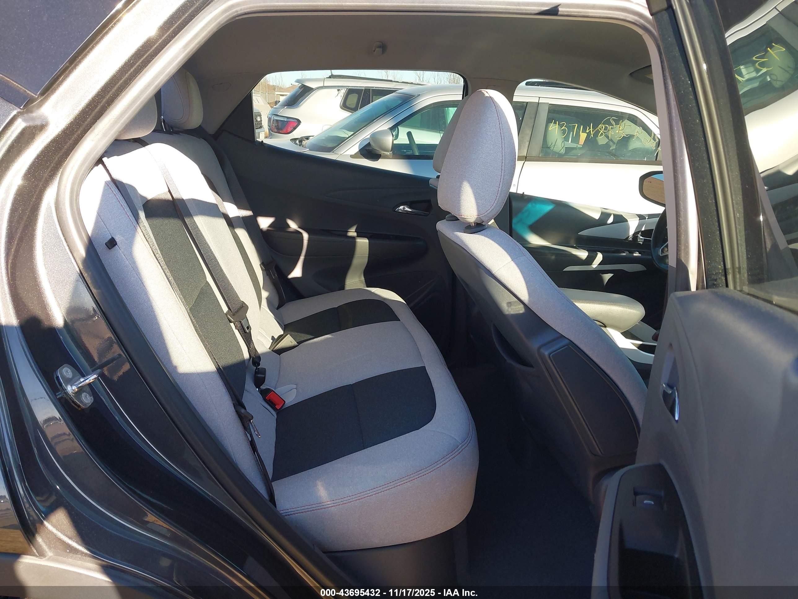 CHEVROLET BOLT image 8
