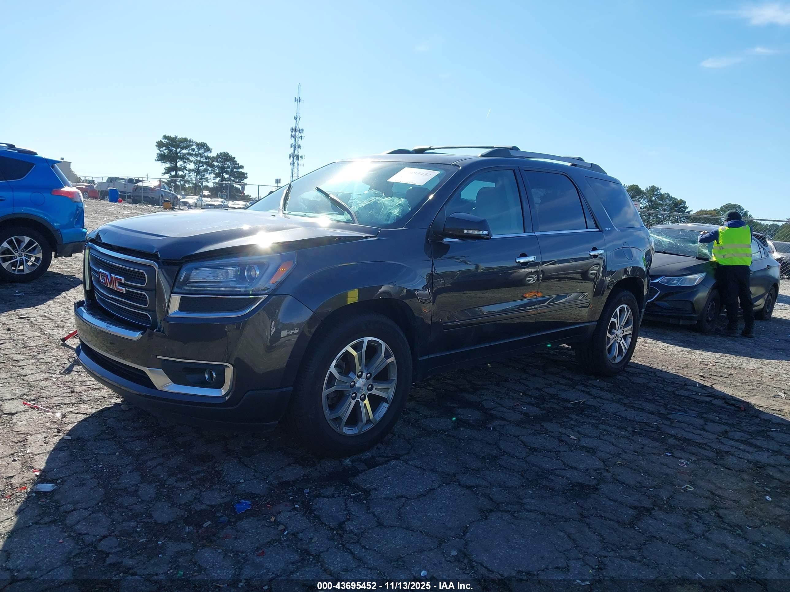 GMC ACADIA image 2