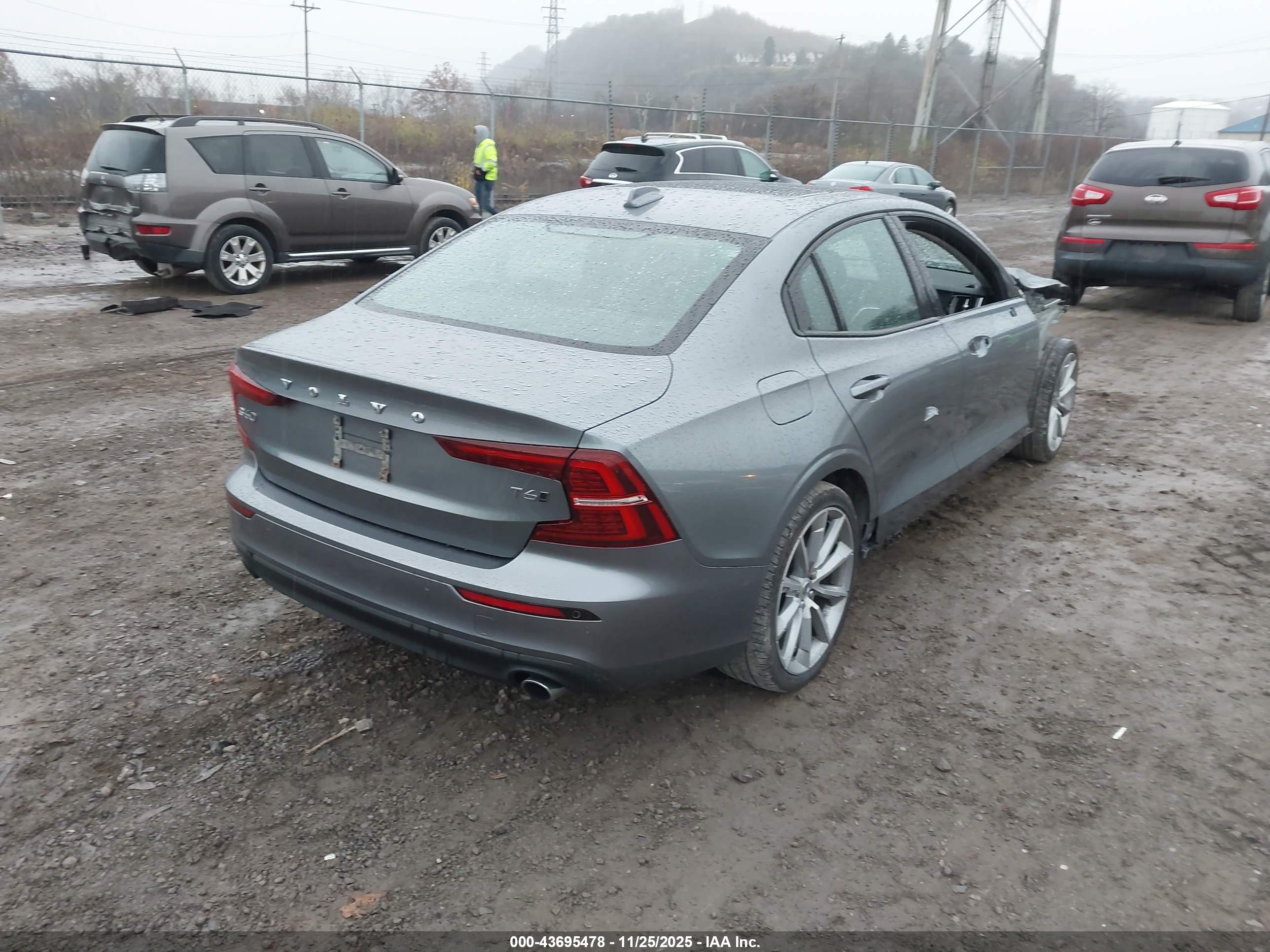 VOLVO S60 image 4