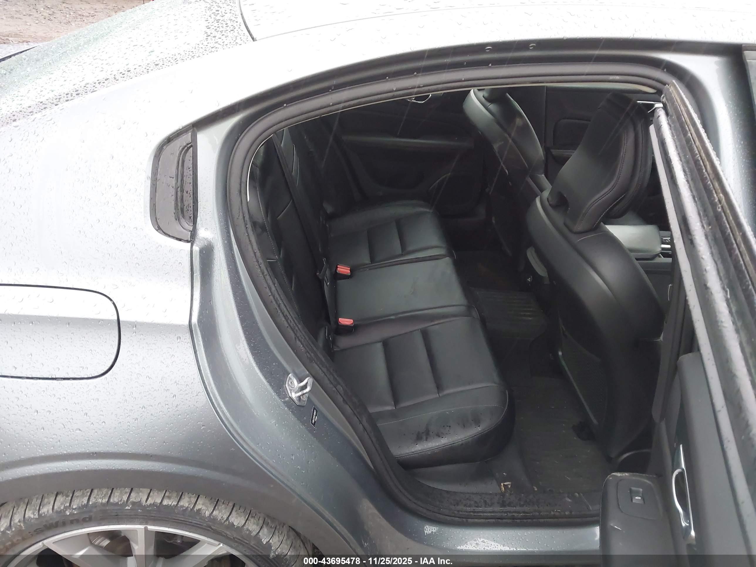 VOLVO S60 image 8