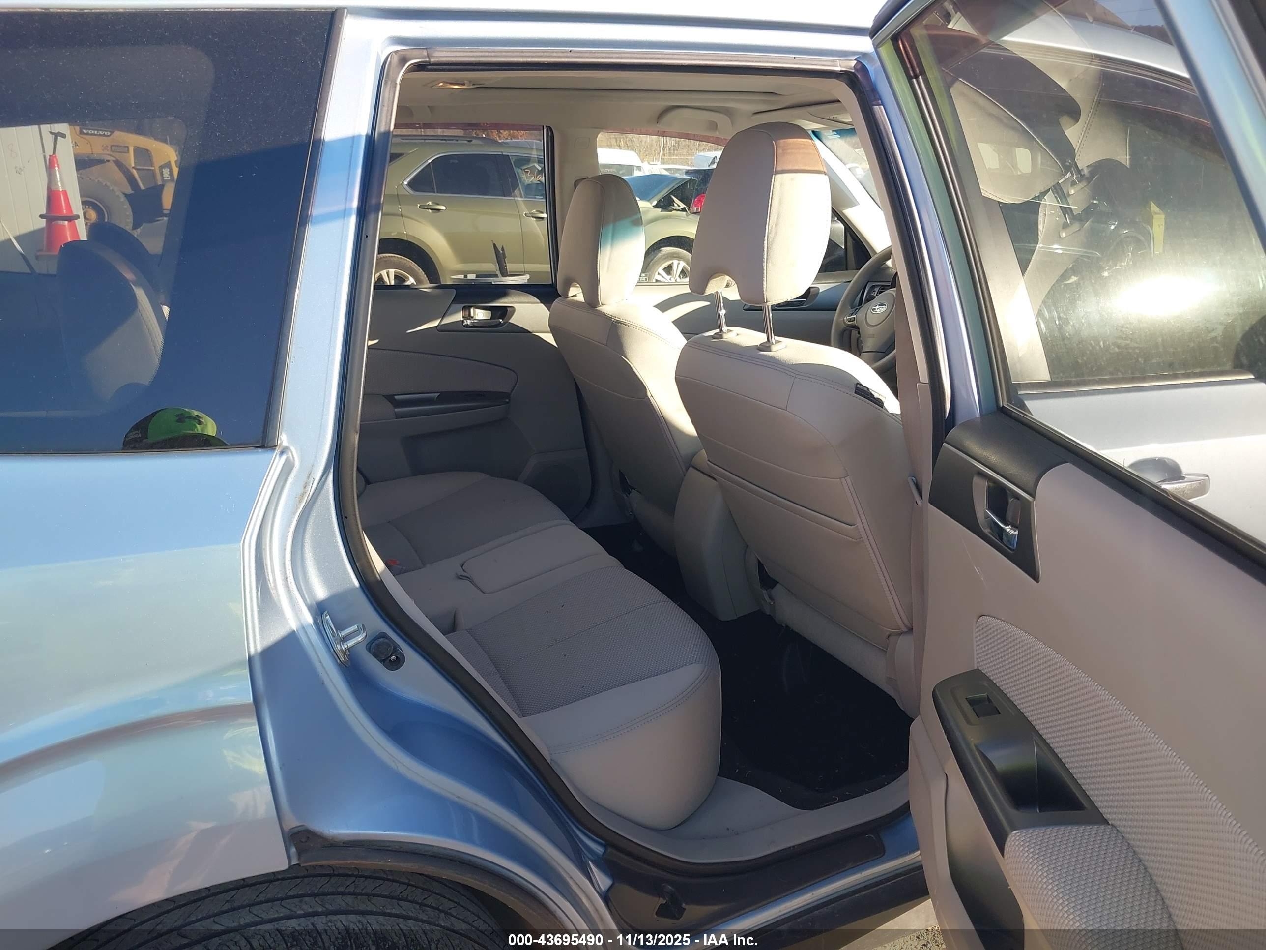 SUBARU FORESTER image 8