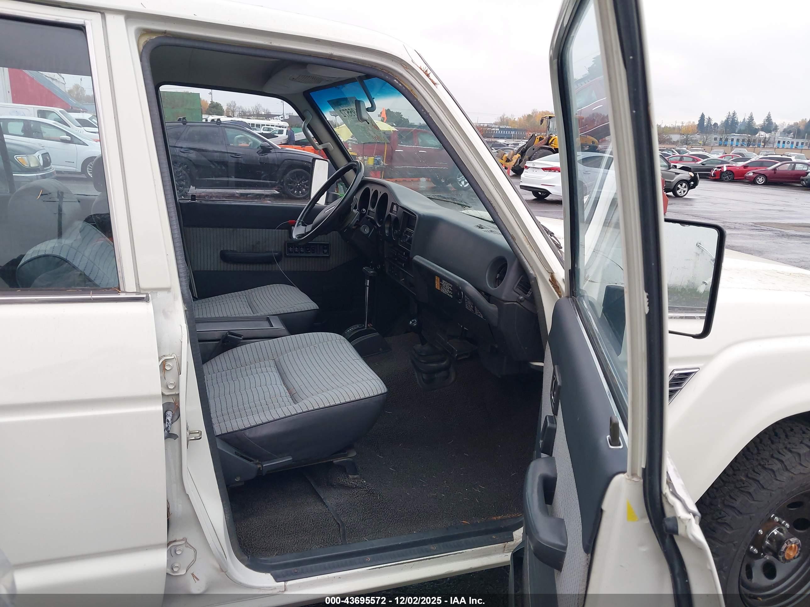 TOYOTA LAND image 5