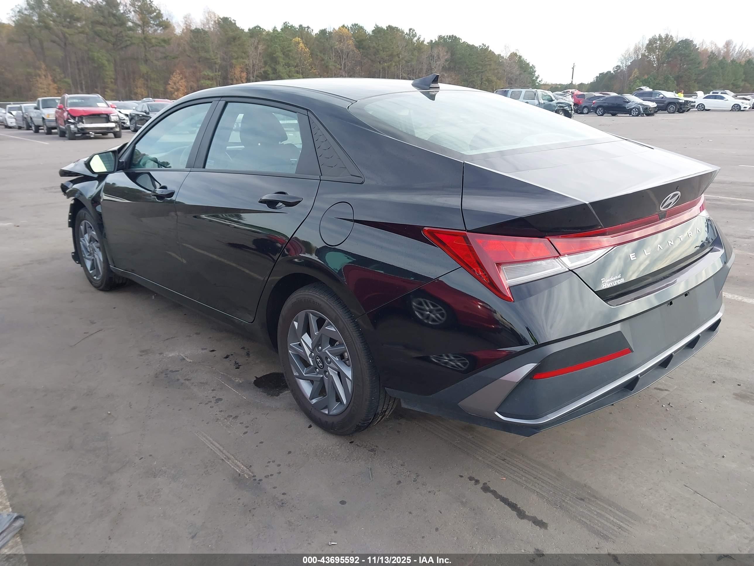 HYUNDAI ELANTRA image 3