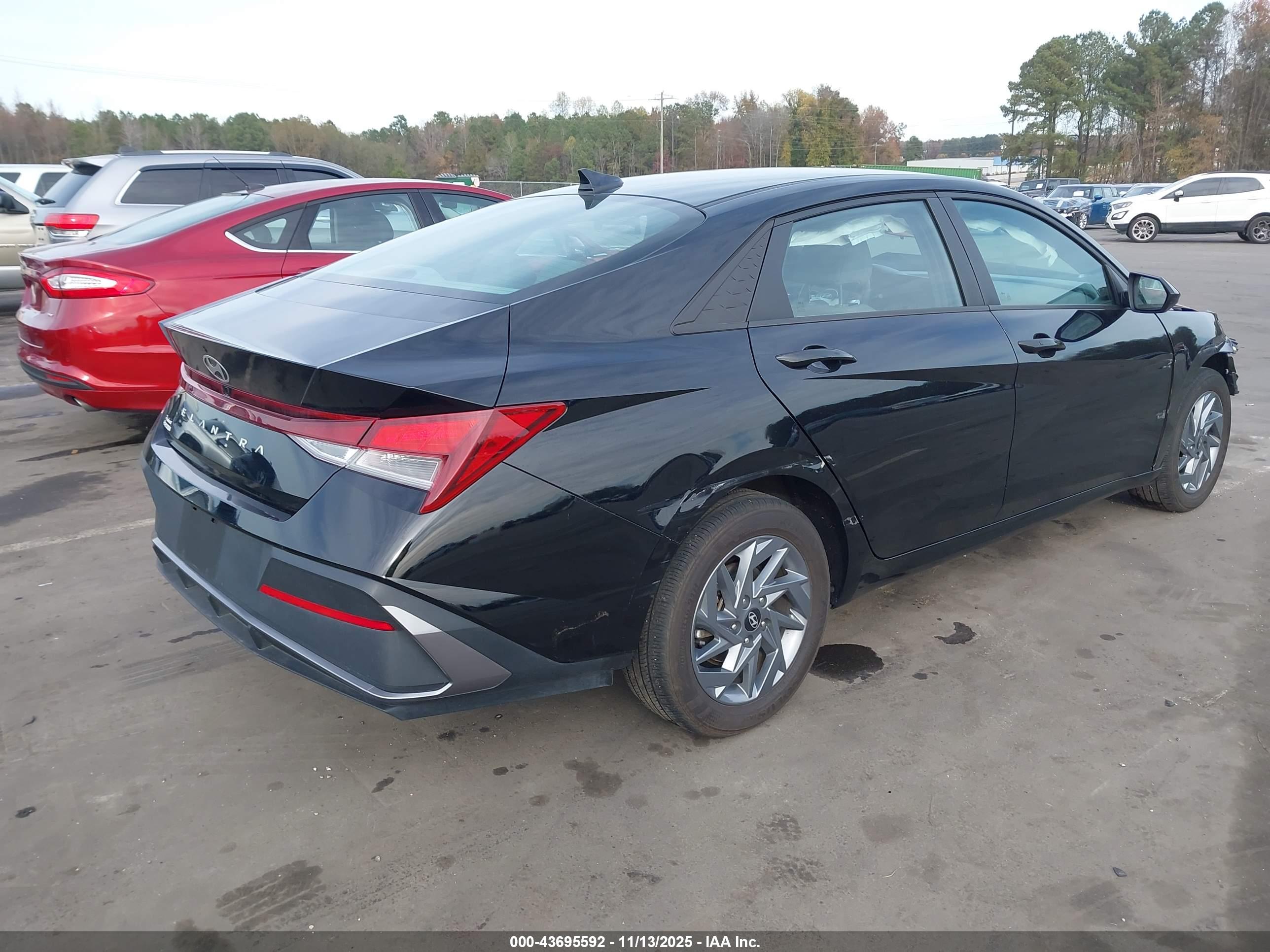 HYUNDAI ELANTRA image 4