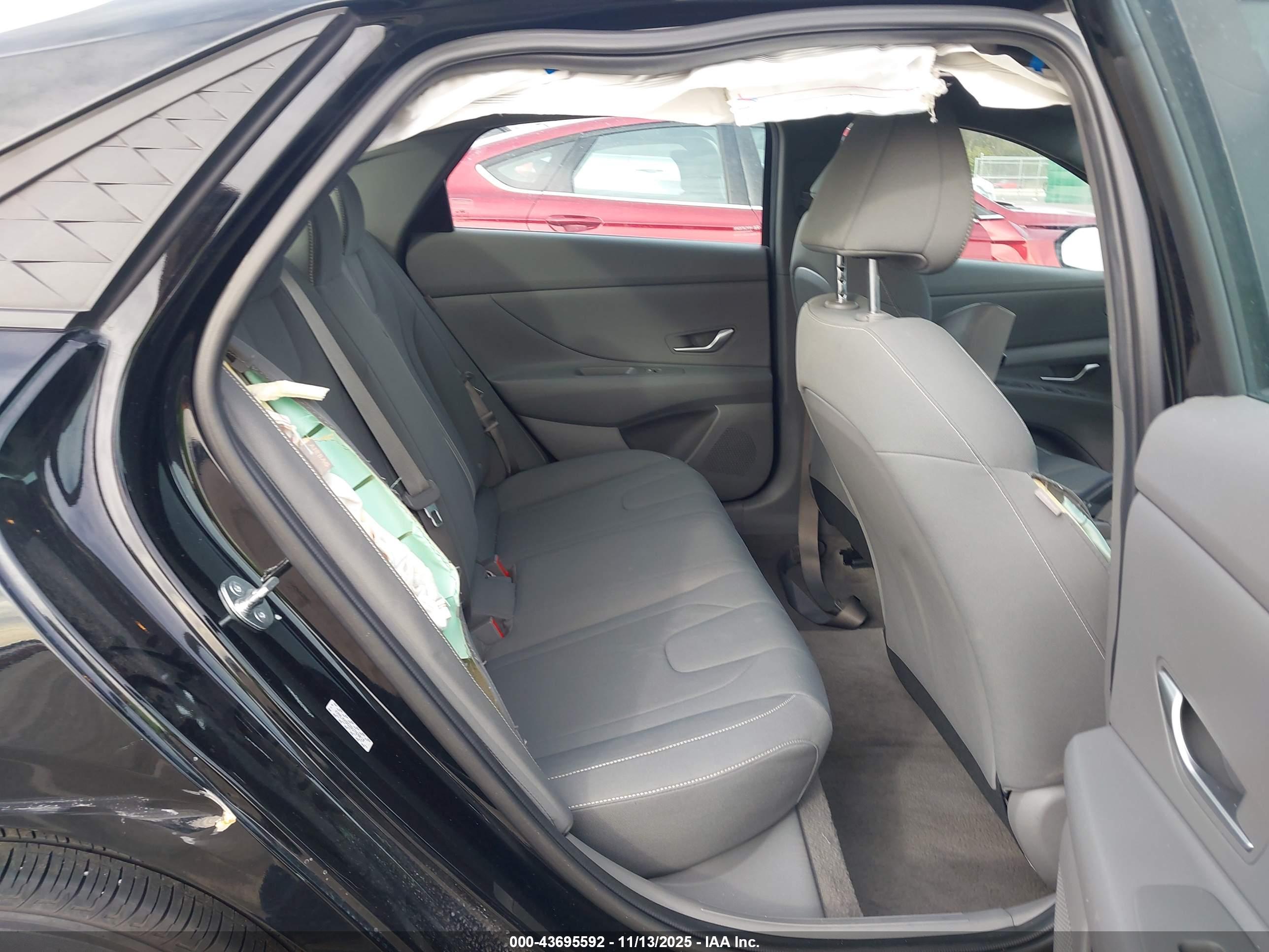 HYUNDAI ELANTRA image 8
