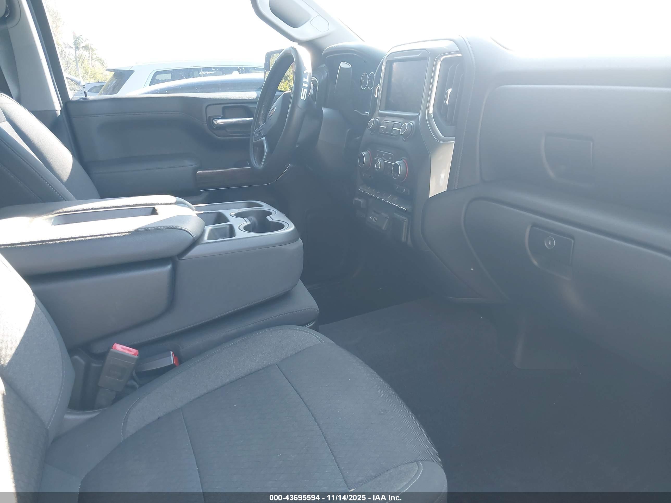CHEVROLET SILVERADO image 5
