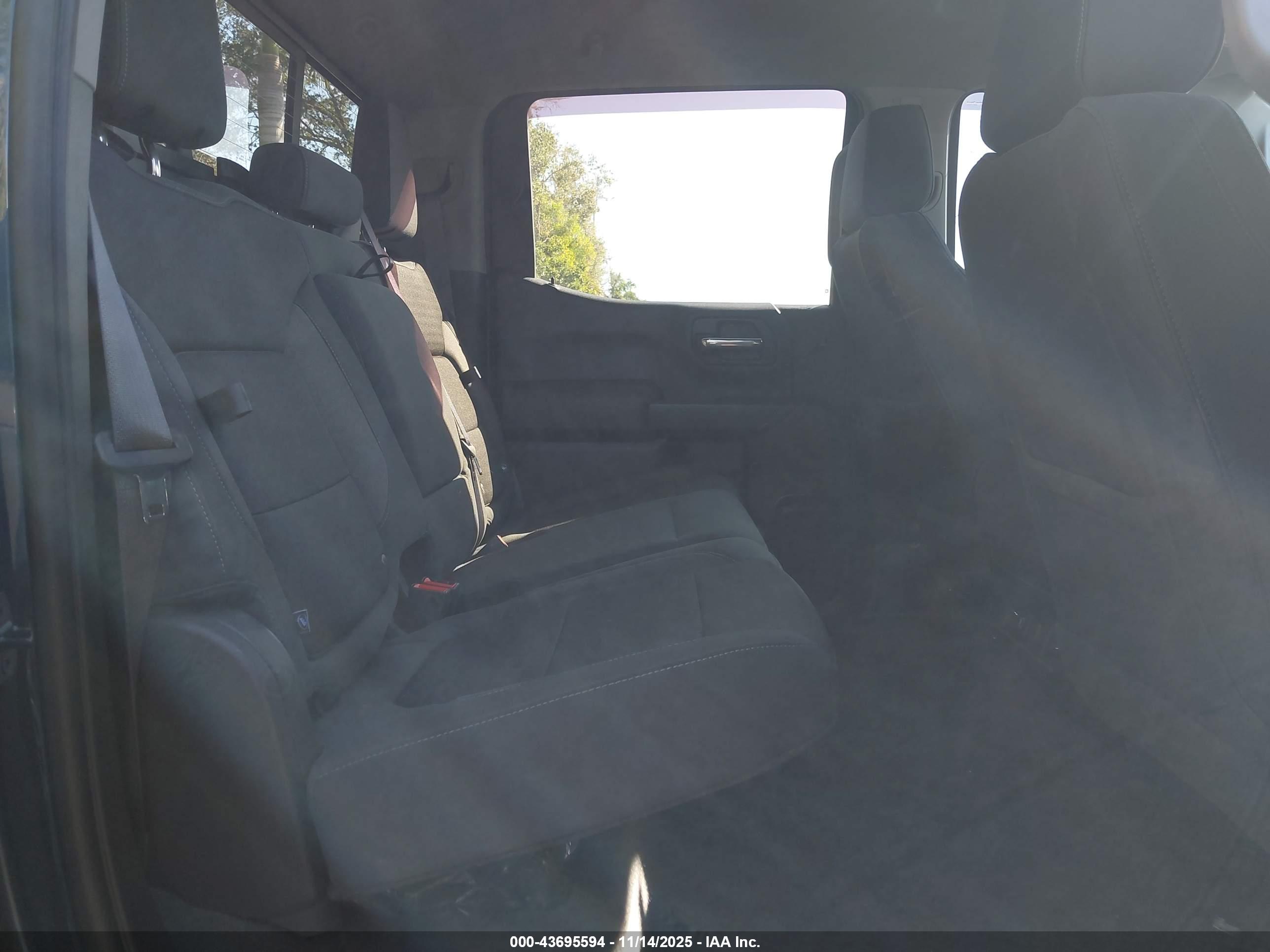 CHEVROLET SILVERADO image 8