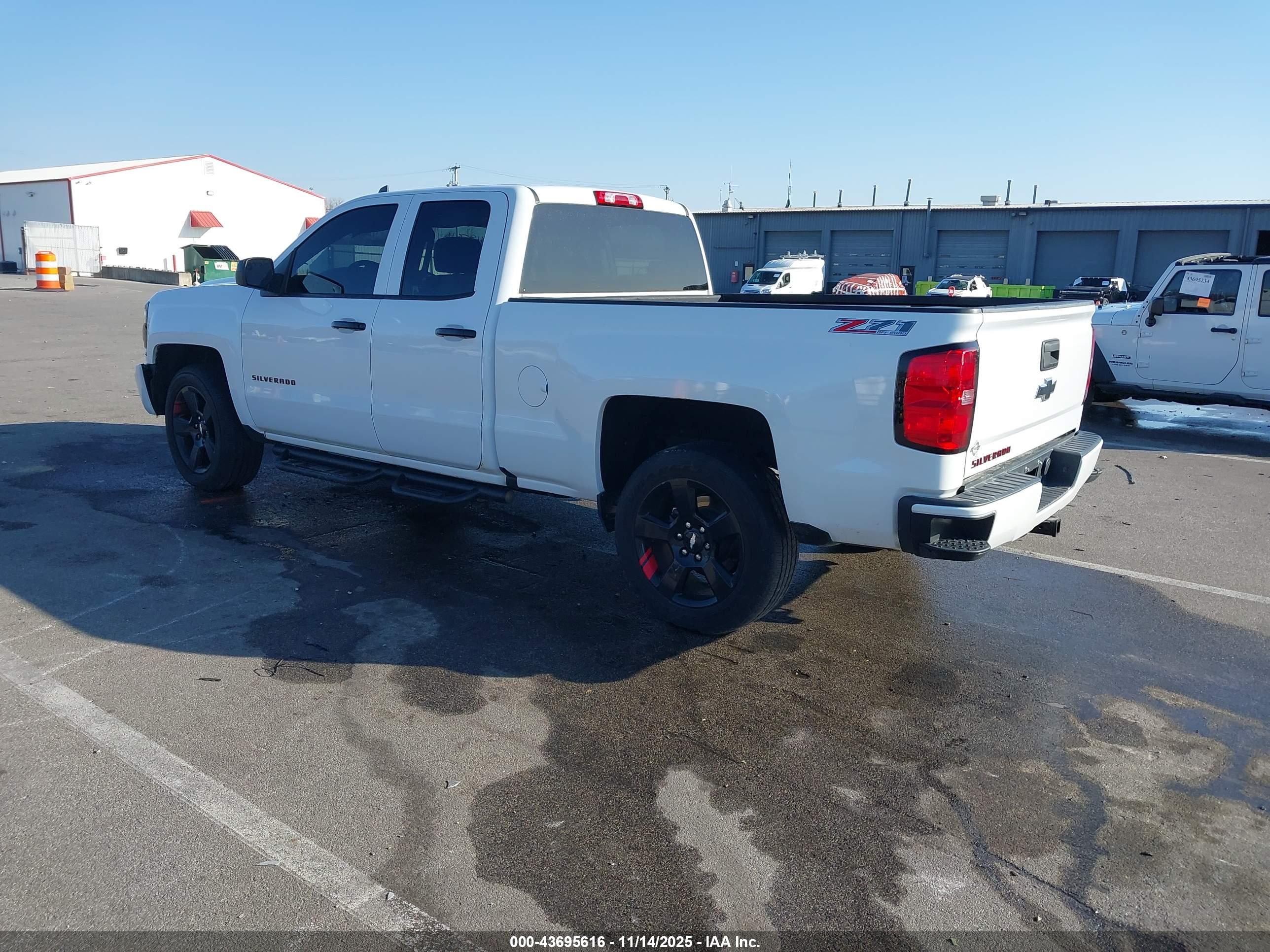 CHEVROLET SILVERADO image 3