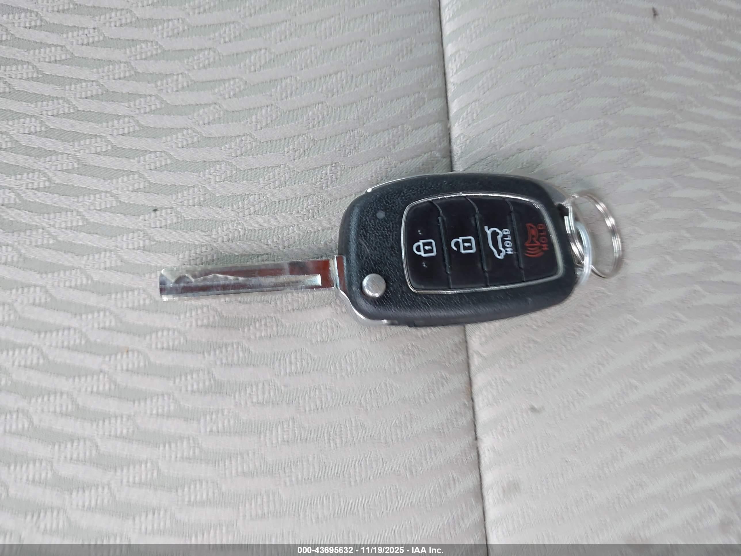 HYUNDAI SANTA image 11