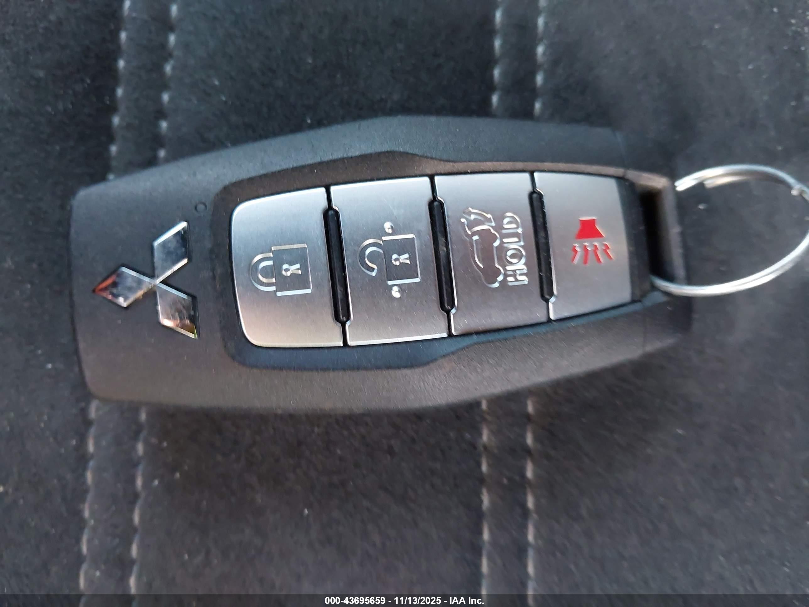 MITSUBISHI OUTLANDER image 11
