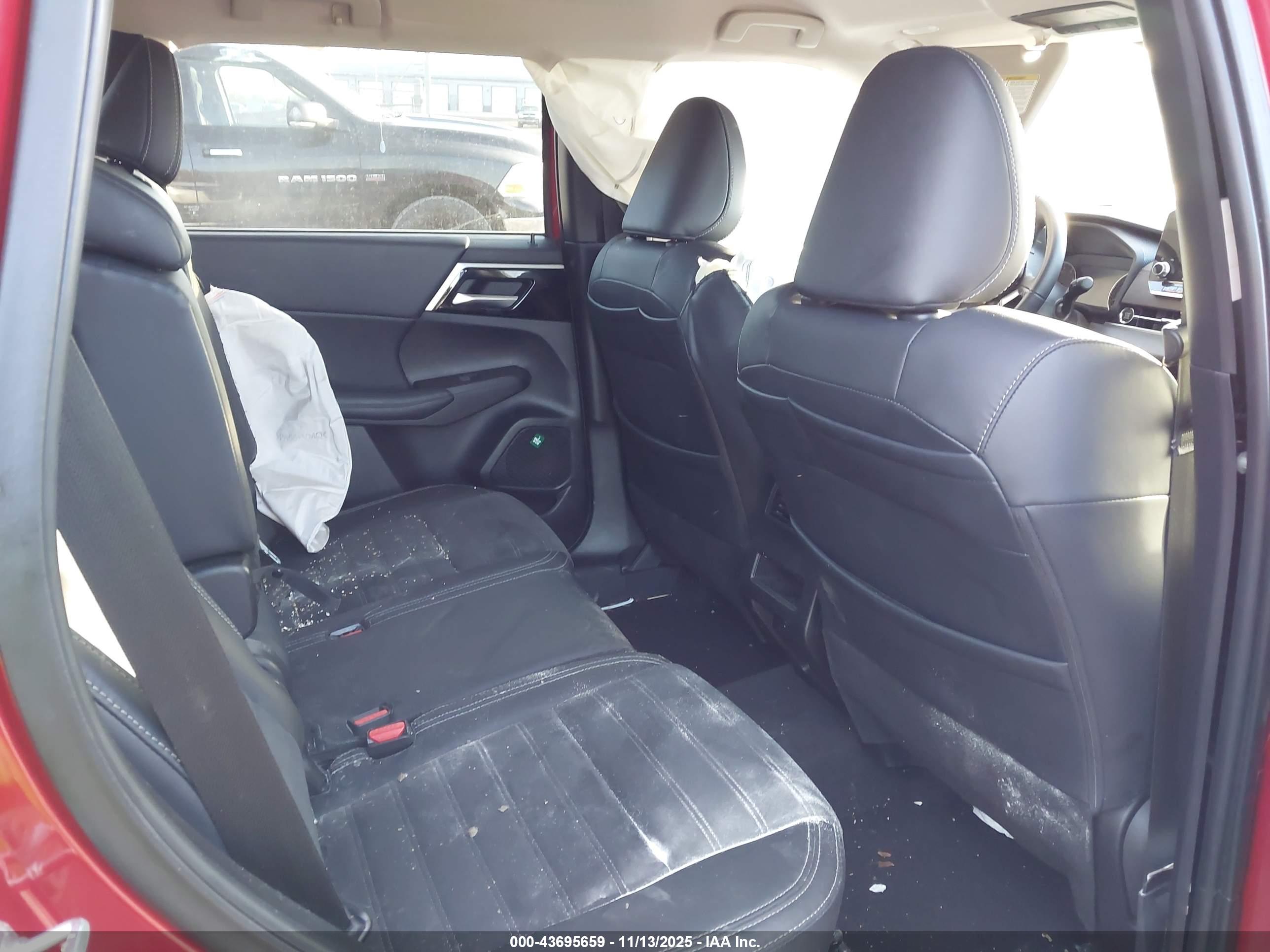MITSUBISHI OUTLANDER image 8