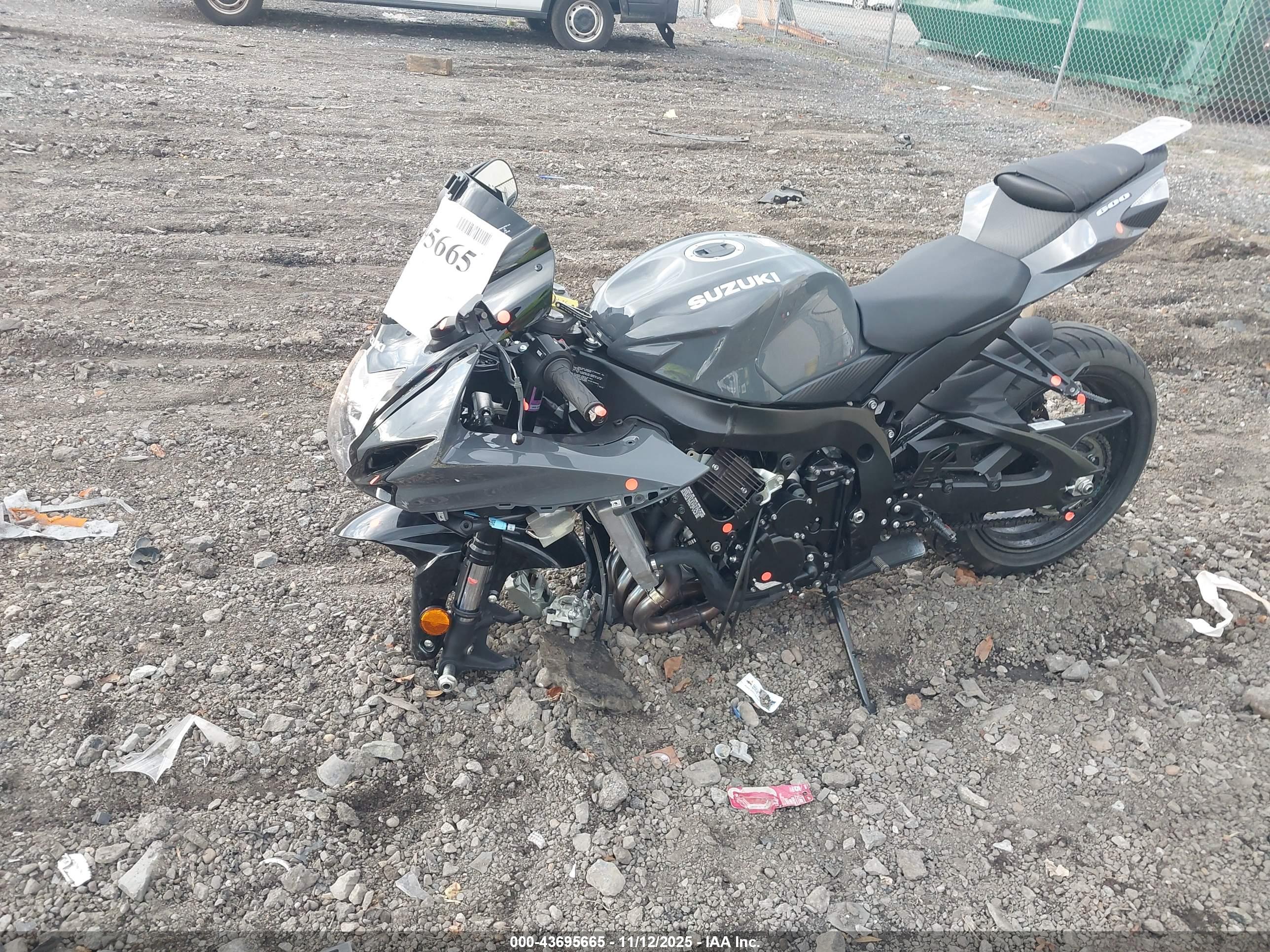 SUZUKI GSX-R600 image 2