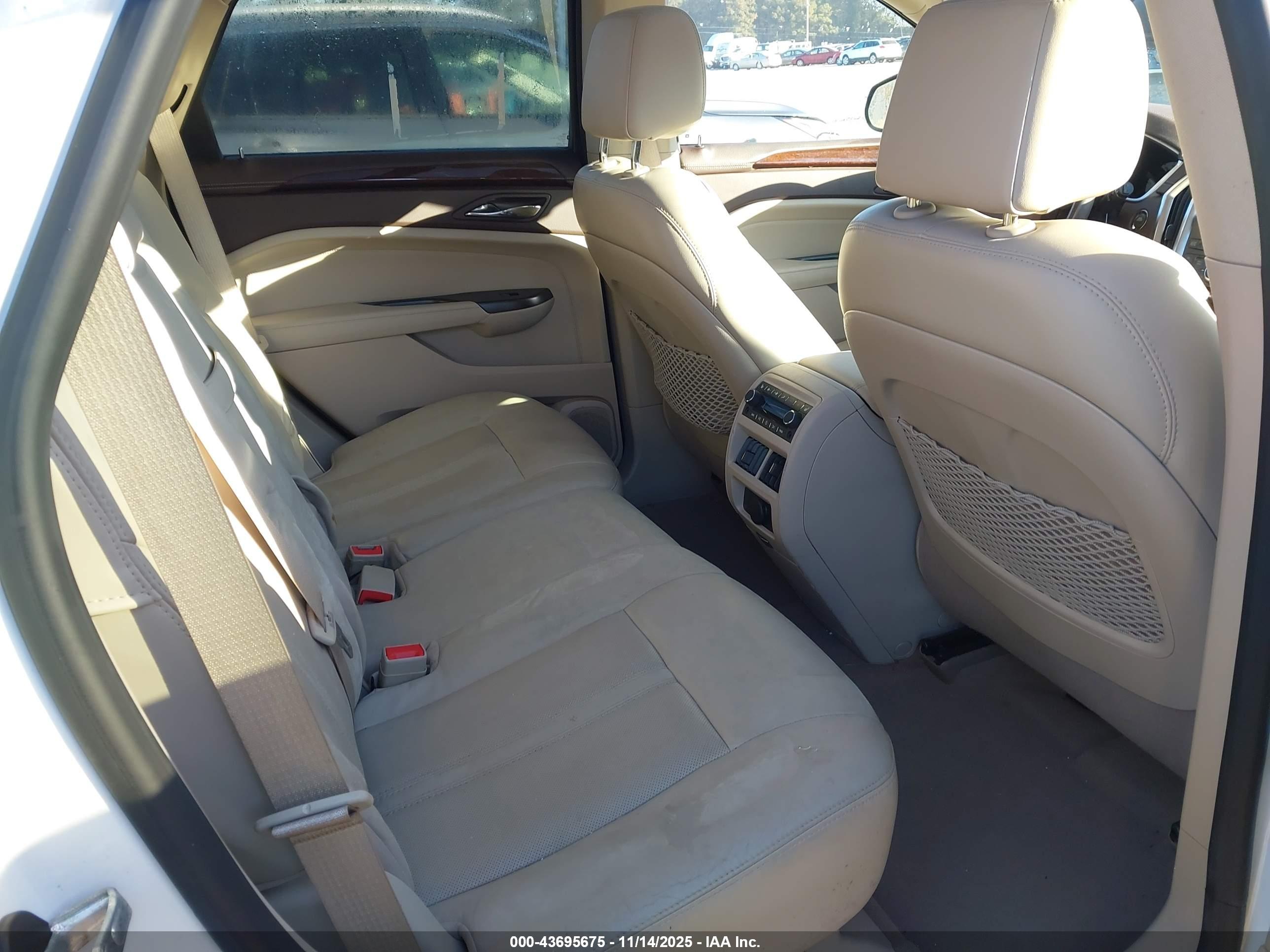 CADILLAC SRX image 8