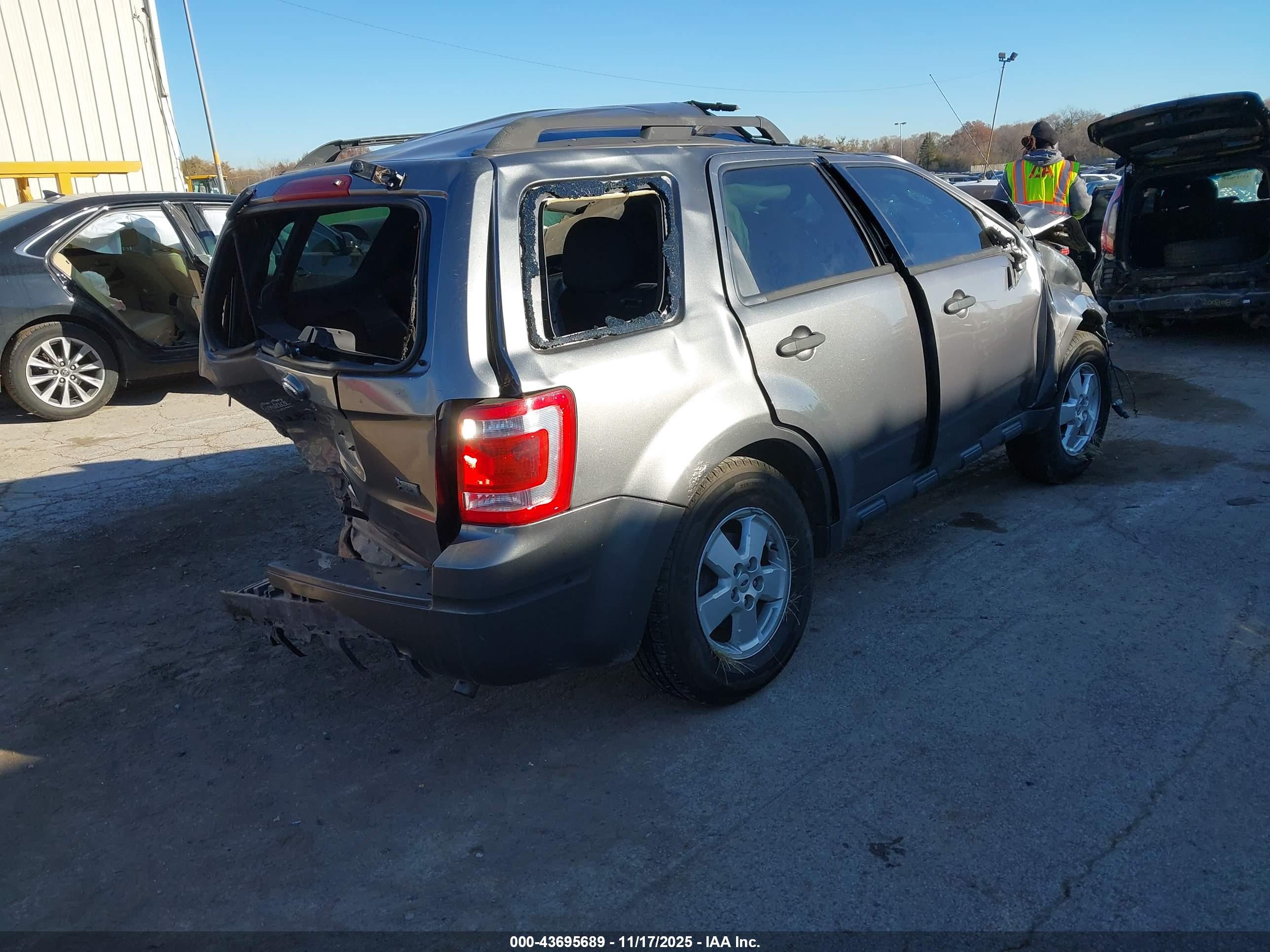 FORD ESCAPE image 4