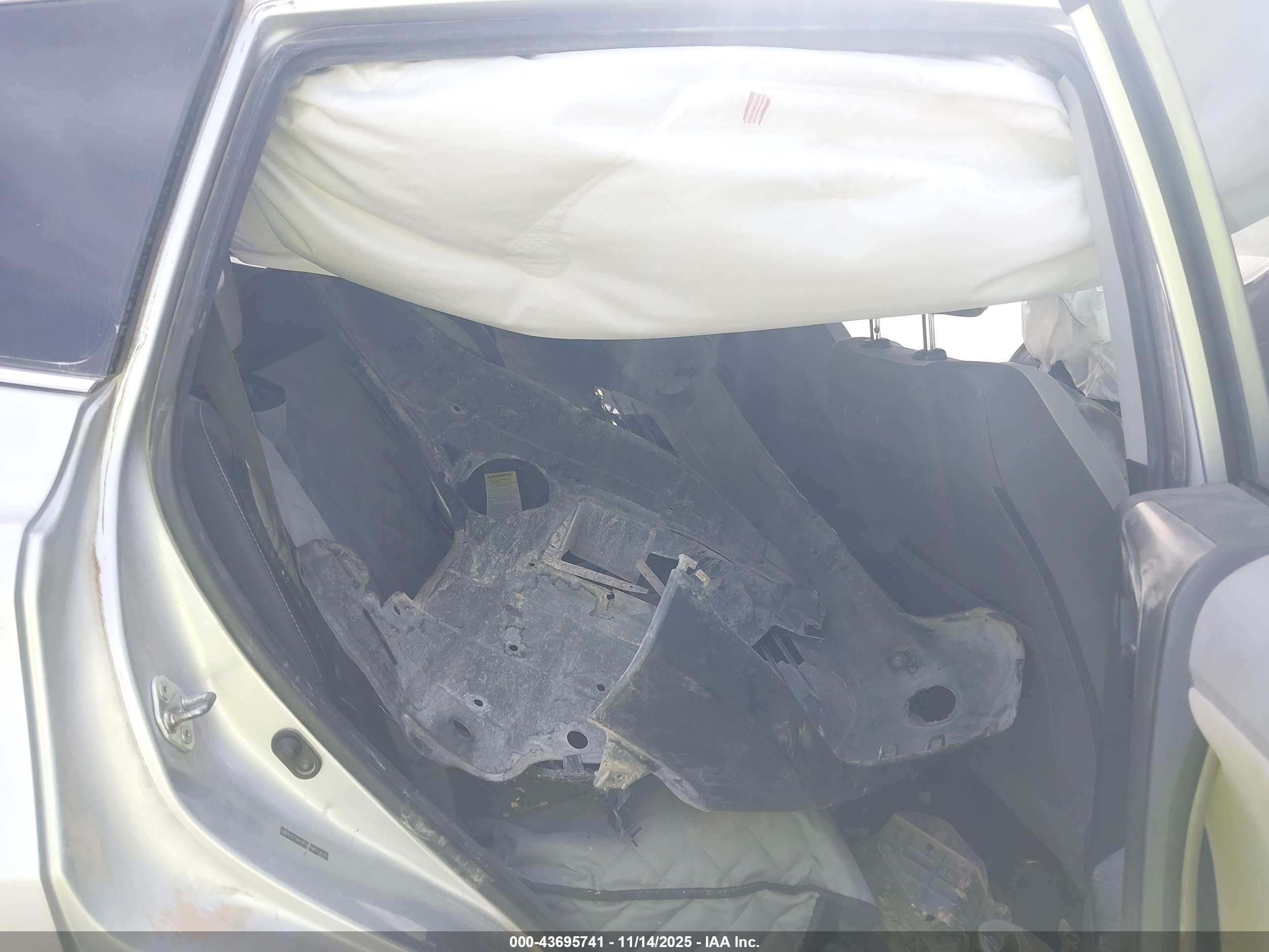 TOYOTA RAV4 image 8