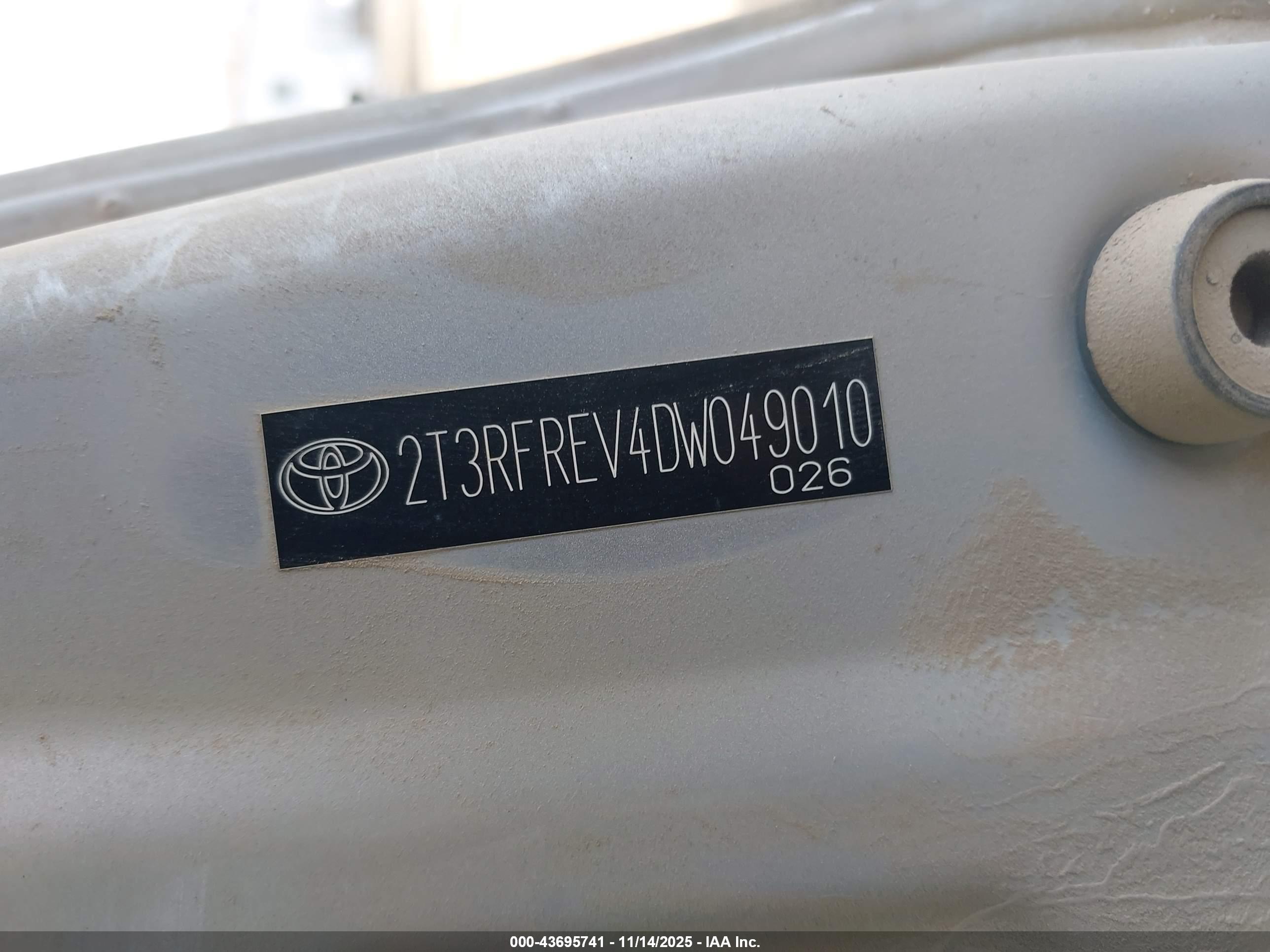TOYOTA RAV4 image 9