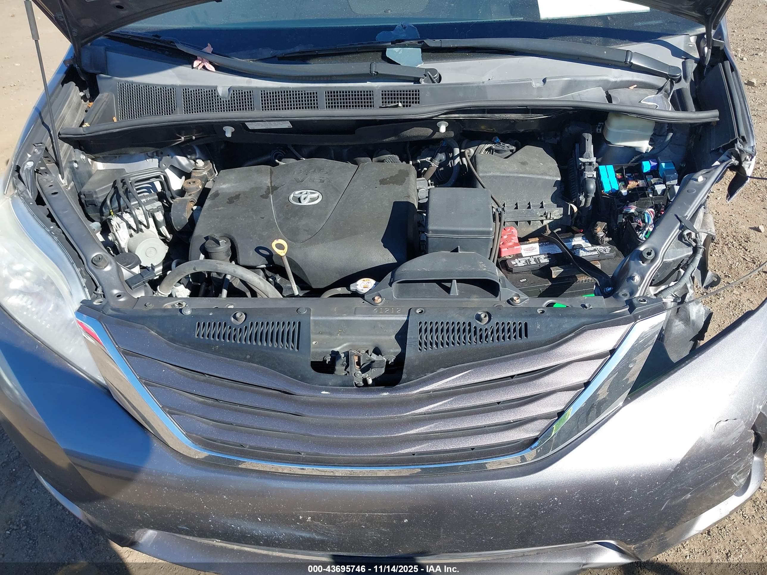 TOYOTA SIENNA image 10