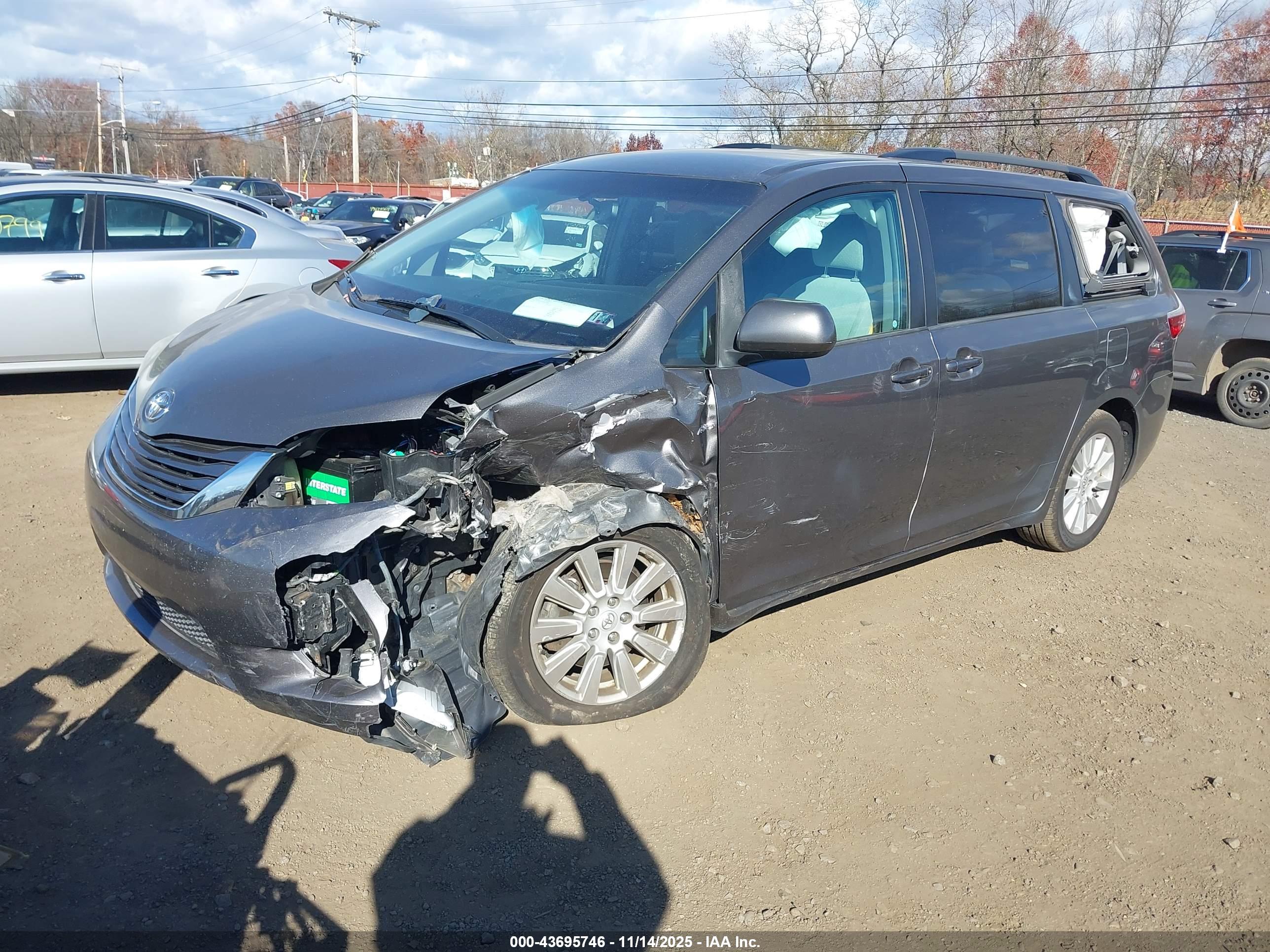 TOYOTA SIENNA image 2