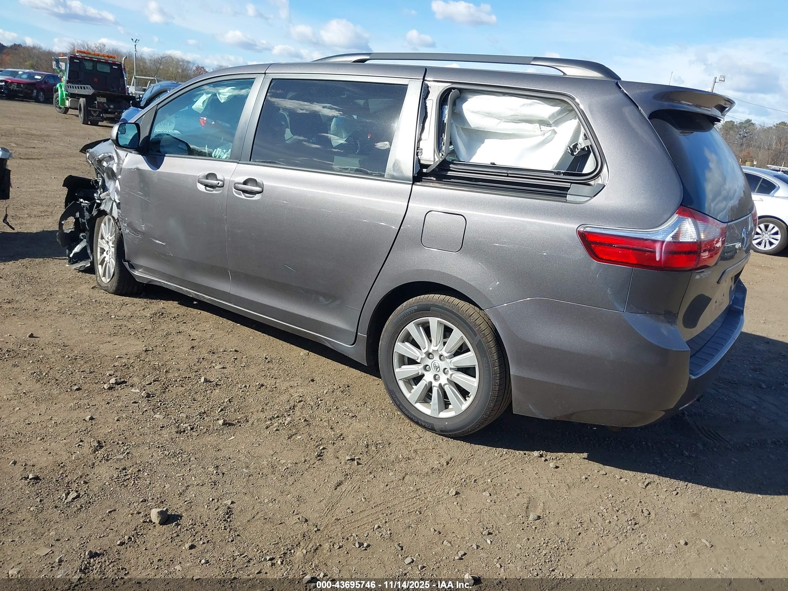 TOYOTA SIENNA image 3