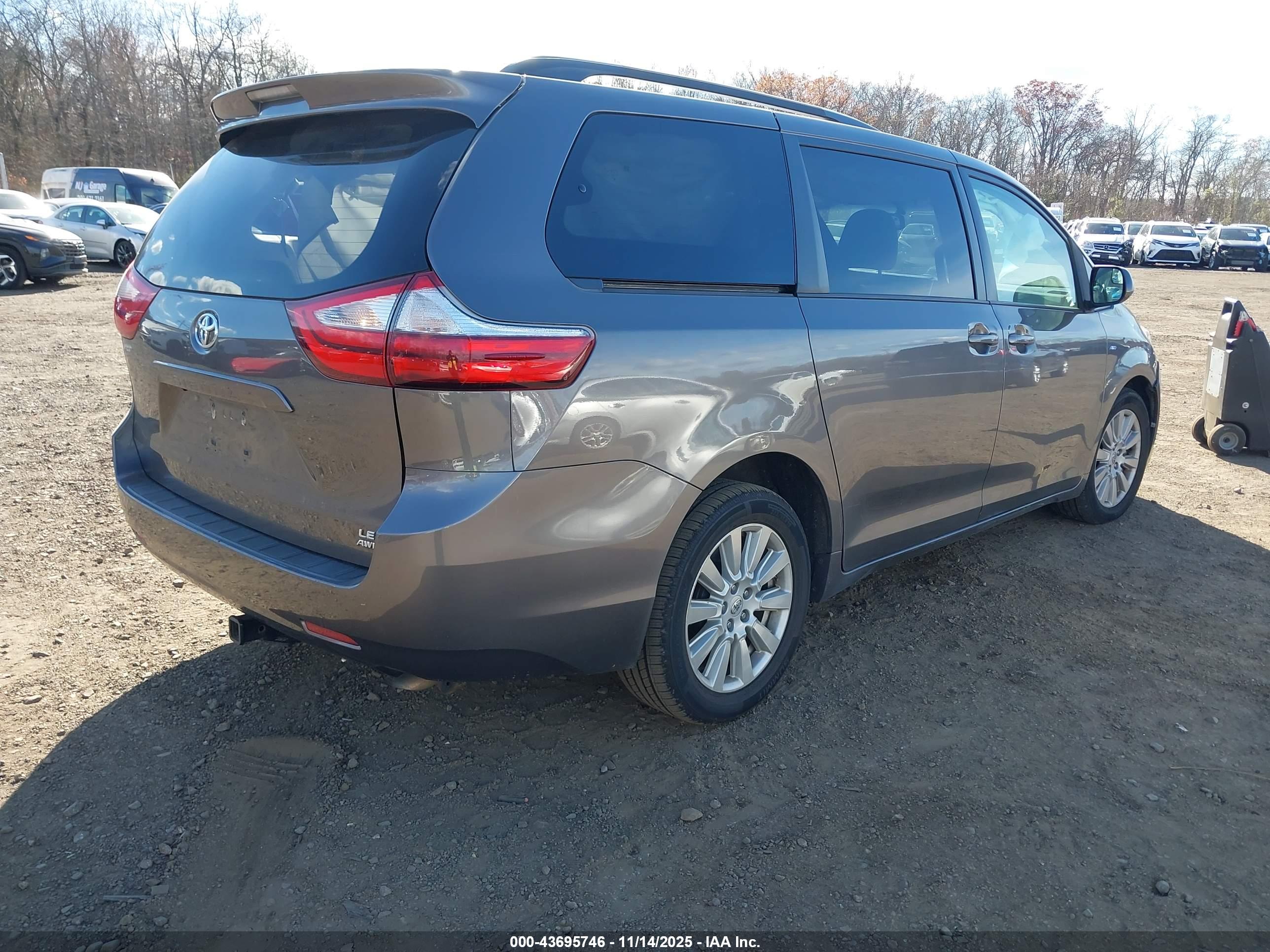 TOYOTA SIENNA image 4