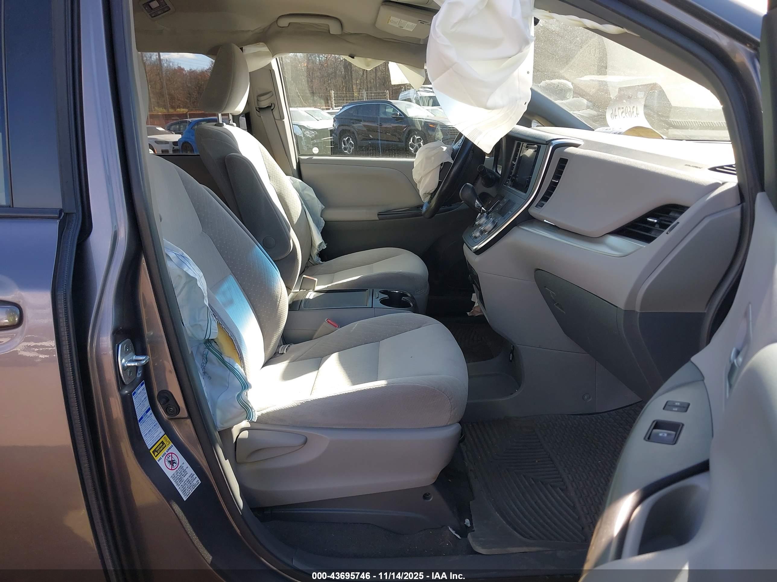 TOYOTA SIENNA image 5