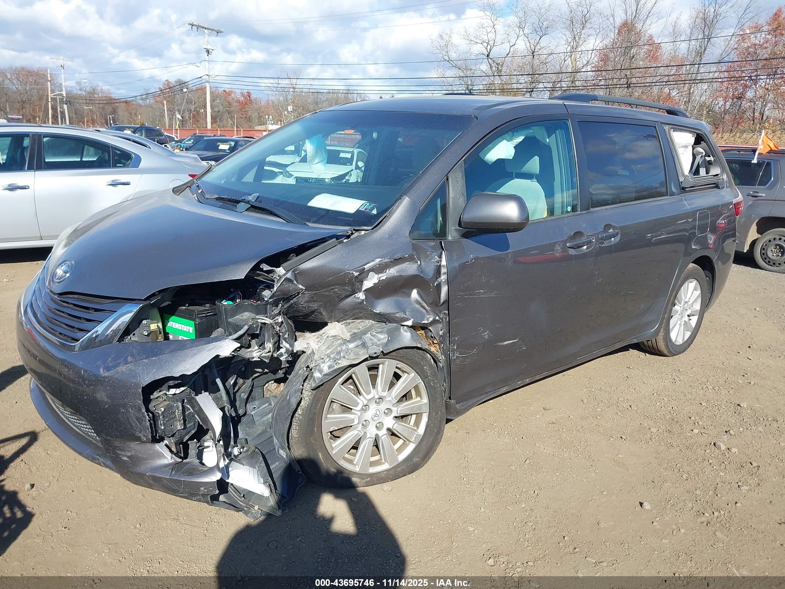 TOYOTA SIENNA image 6