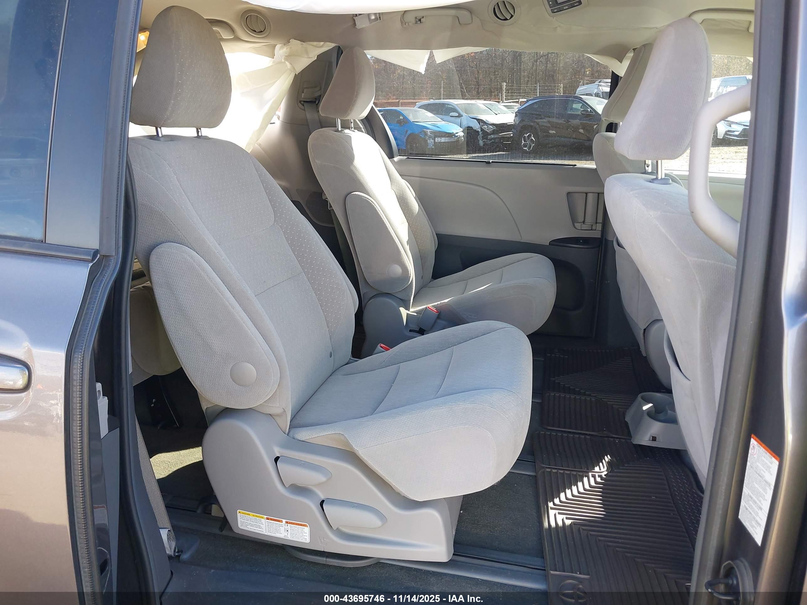 TOYOTA SIENNA image 8