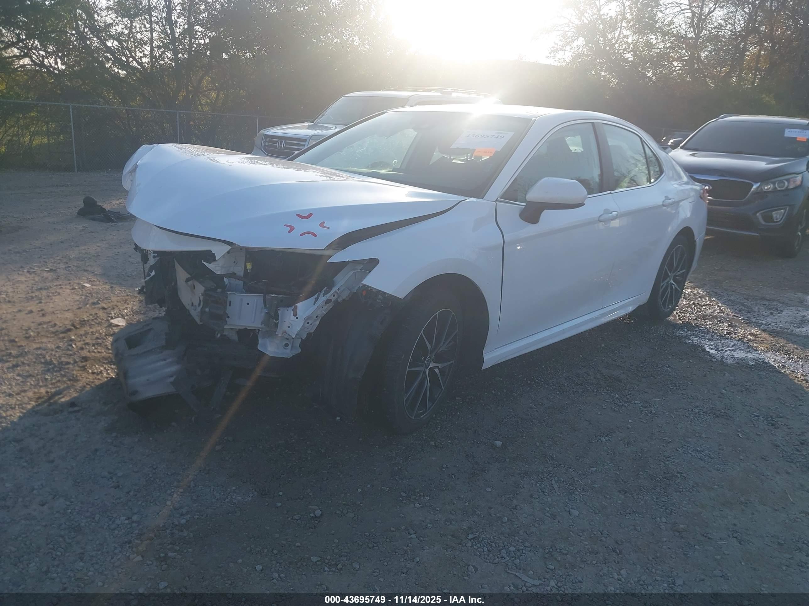 TOYOTA CAMRY image 2