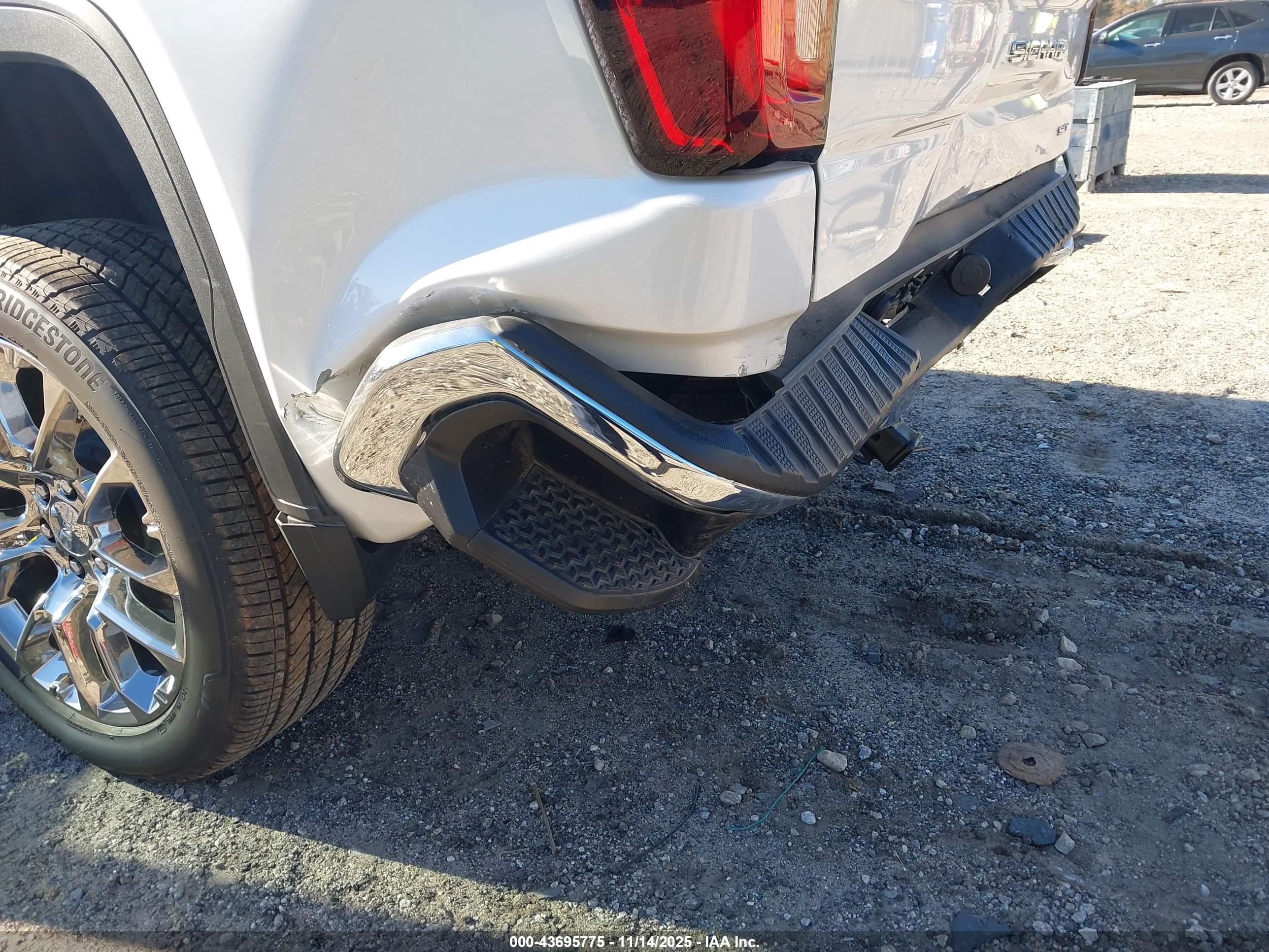 GMC SIERRA image 6