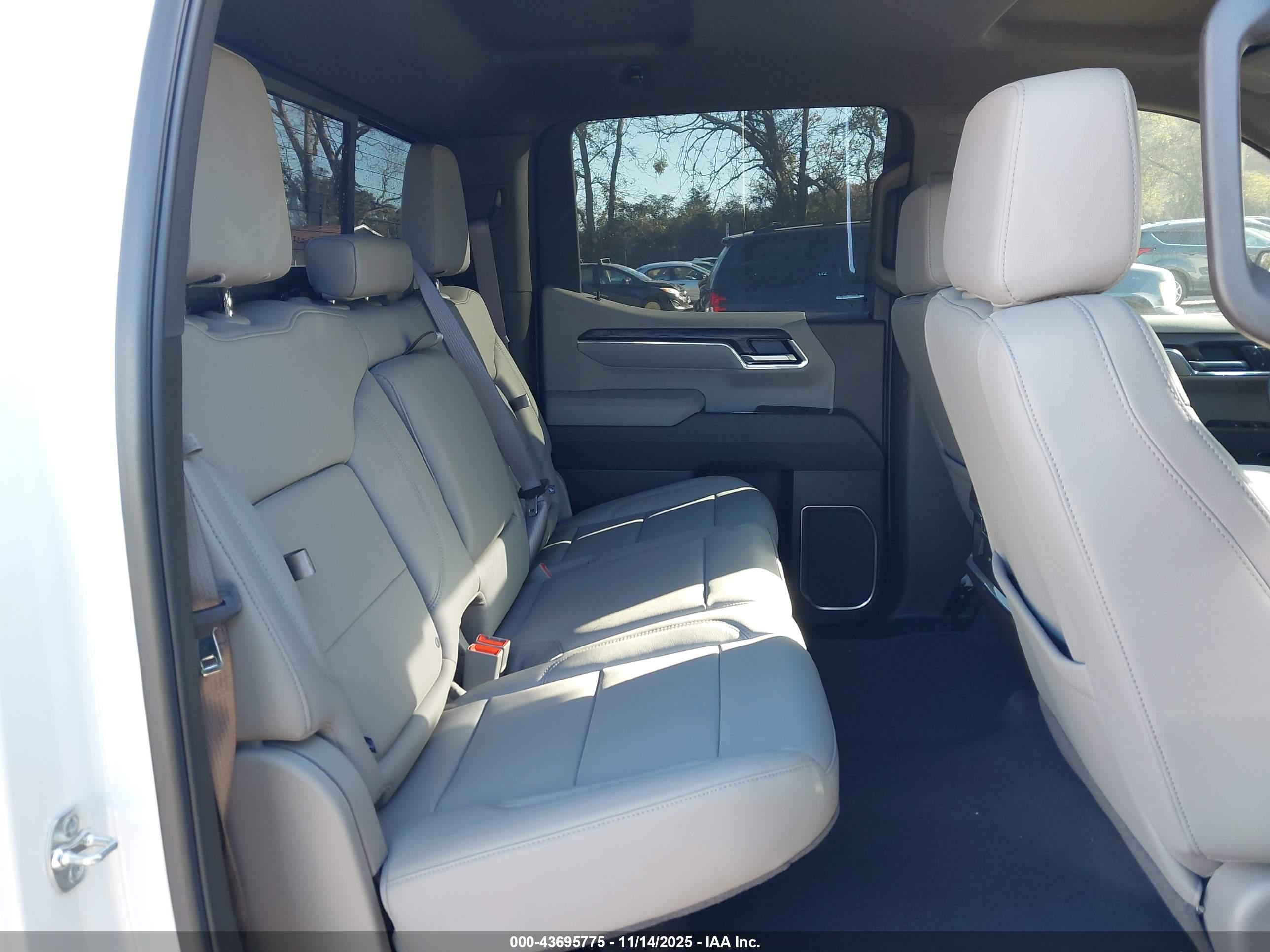 GMC SIERRA image 8