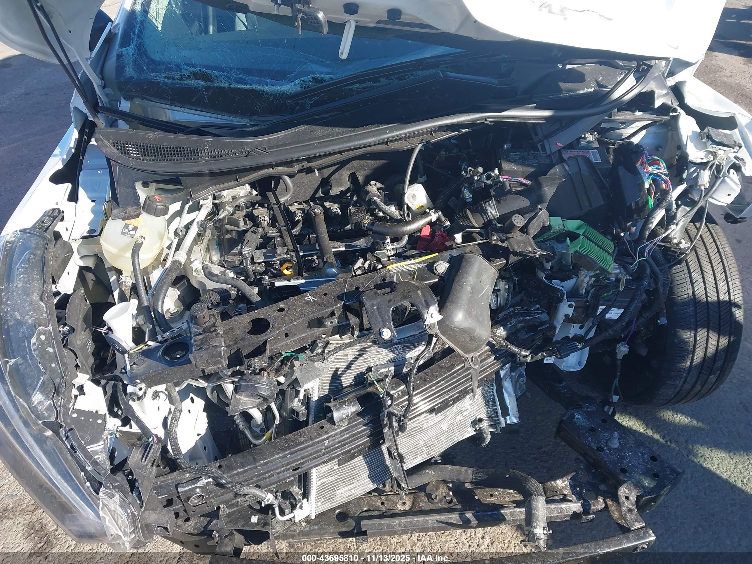 NISSAN VERSA image 10