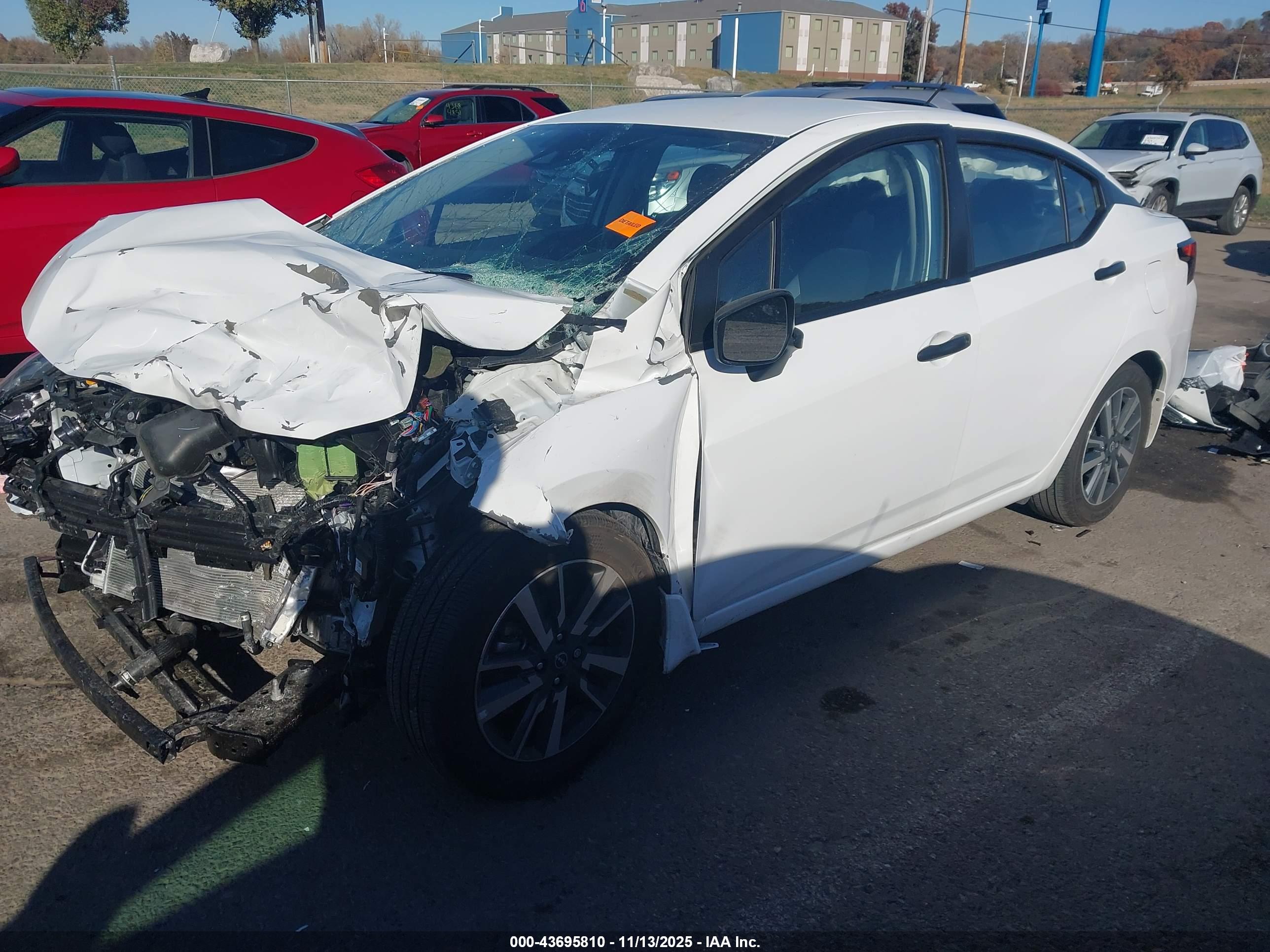 NISSAN VERSA image 2