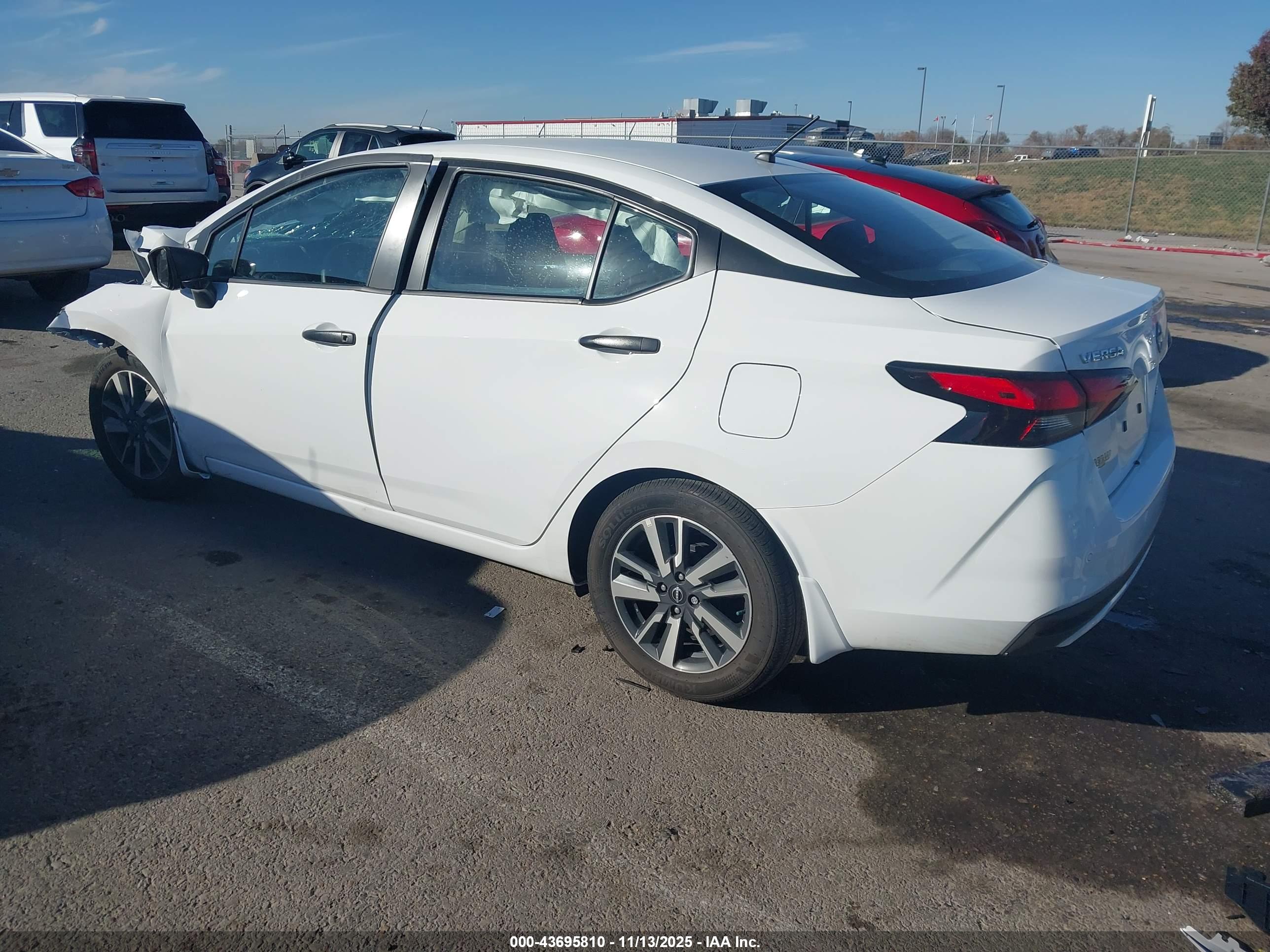 NISSAN VERSA image 3