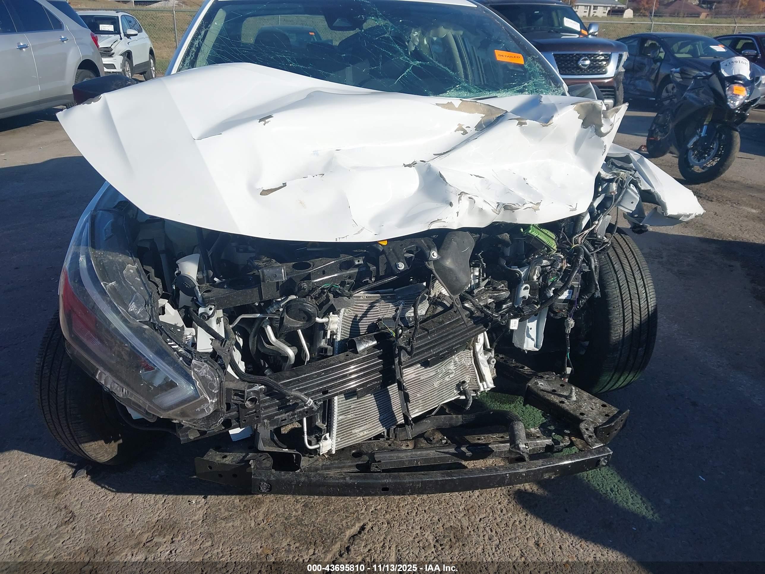 NISSAN VERSA image 6