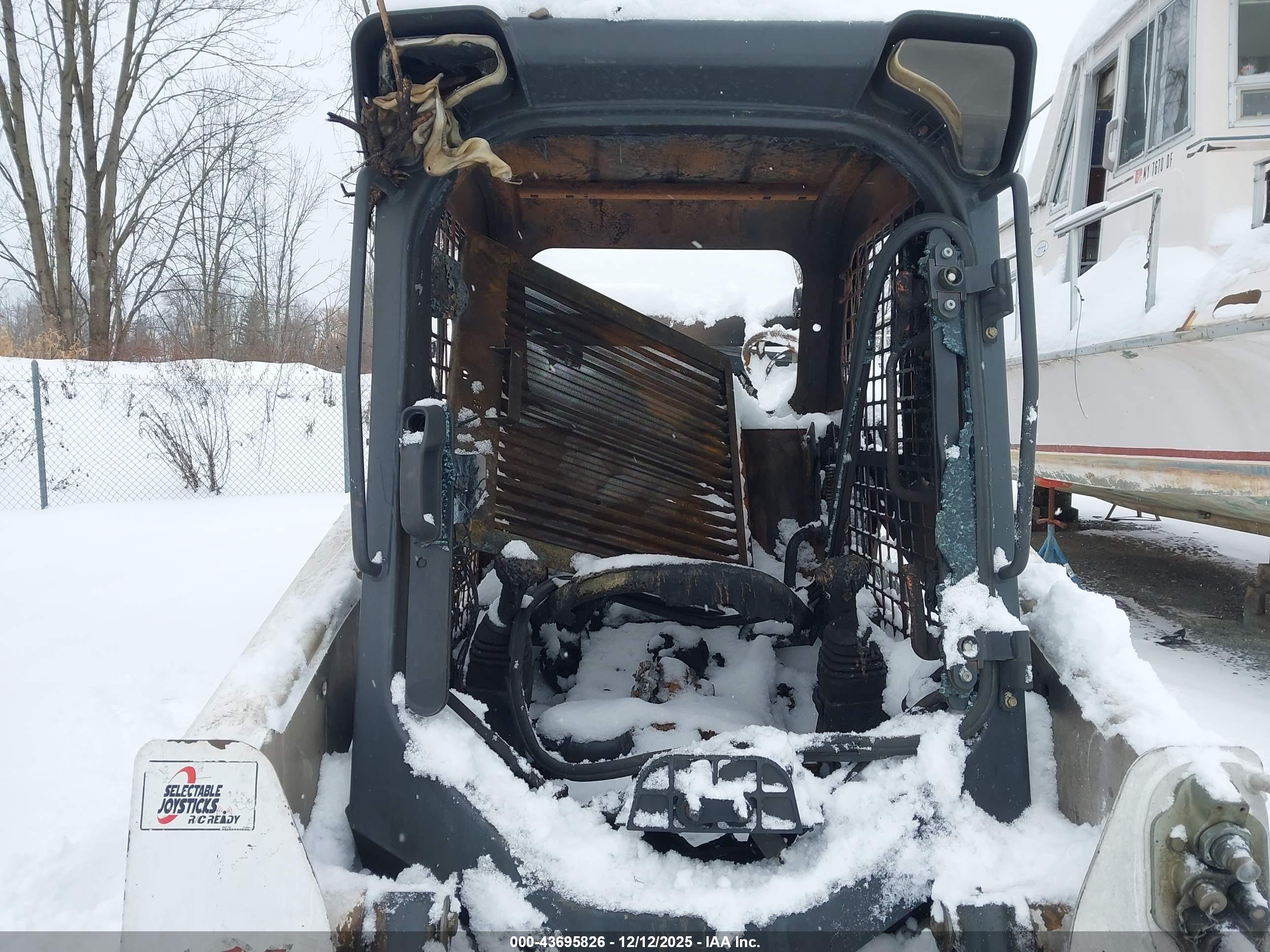 BOBCAT T750 image 6