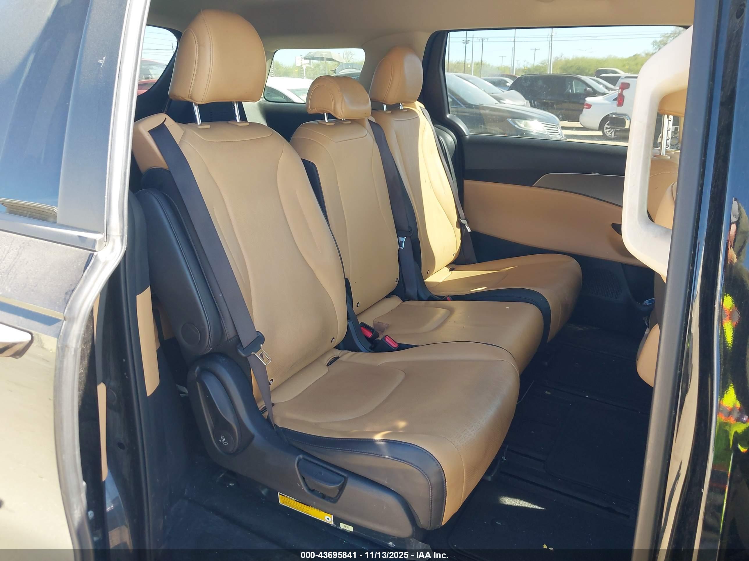 KIA CARNIVAL image 8