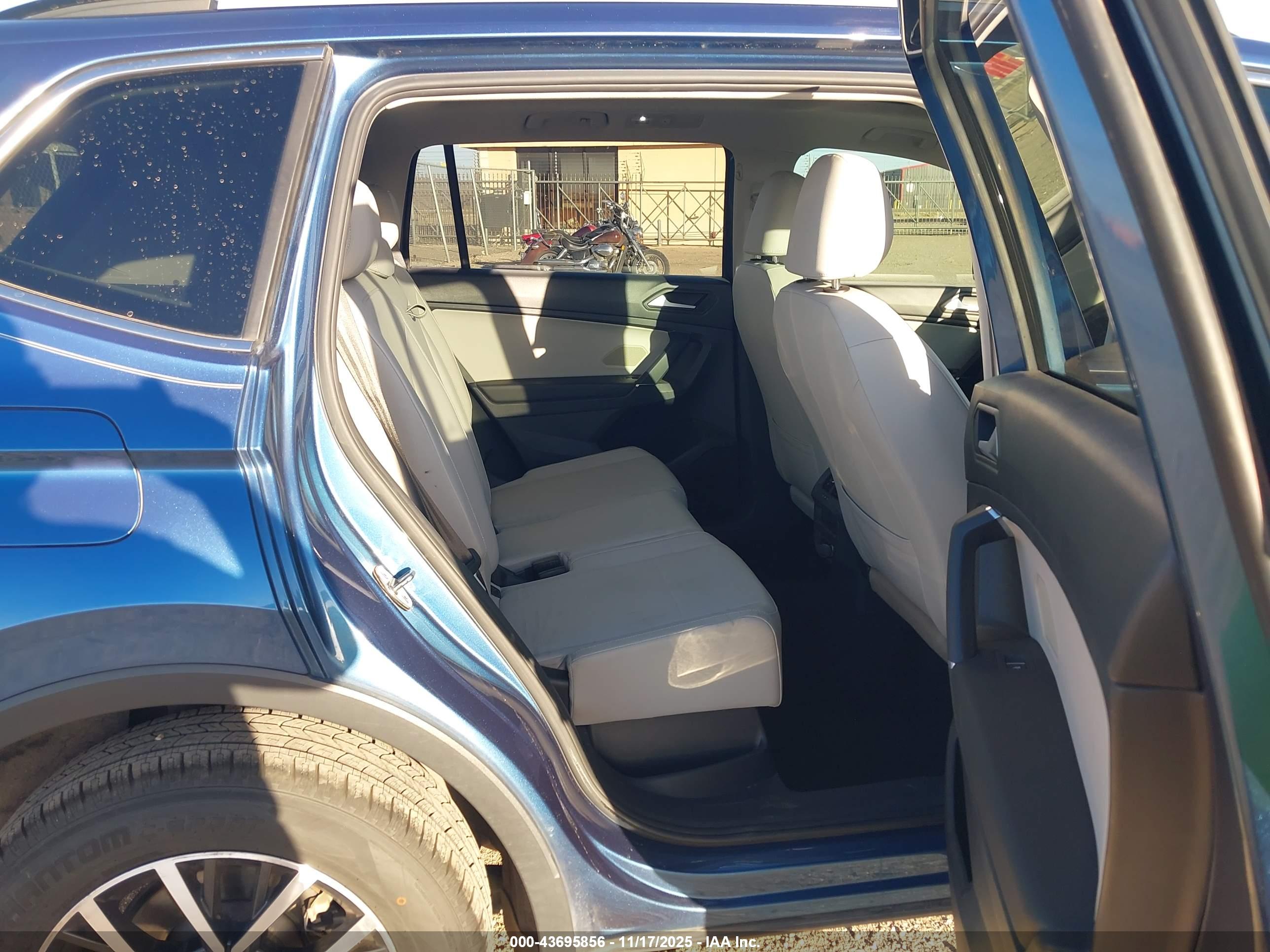VOLKSWAGEN TIGUAN image 8
