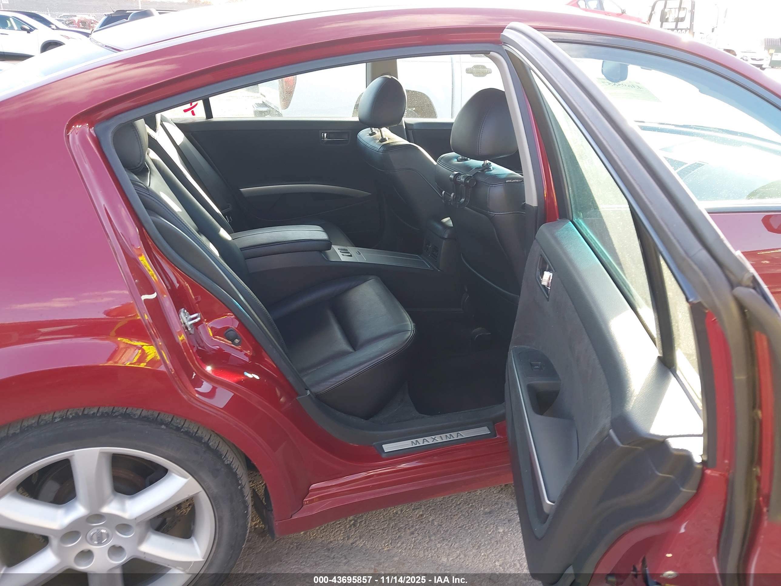 NISSAN MAXIMA image 8