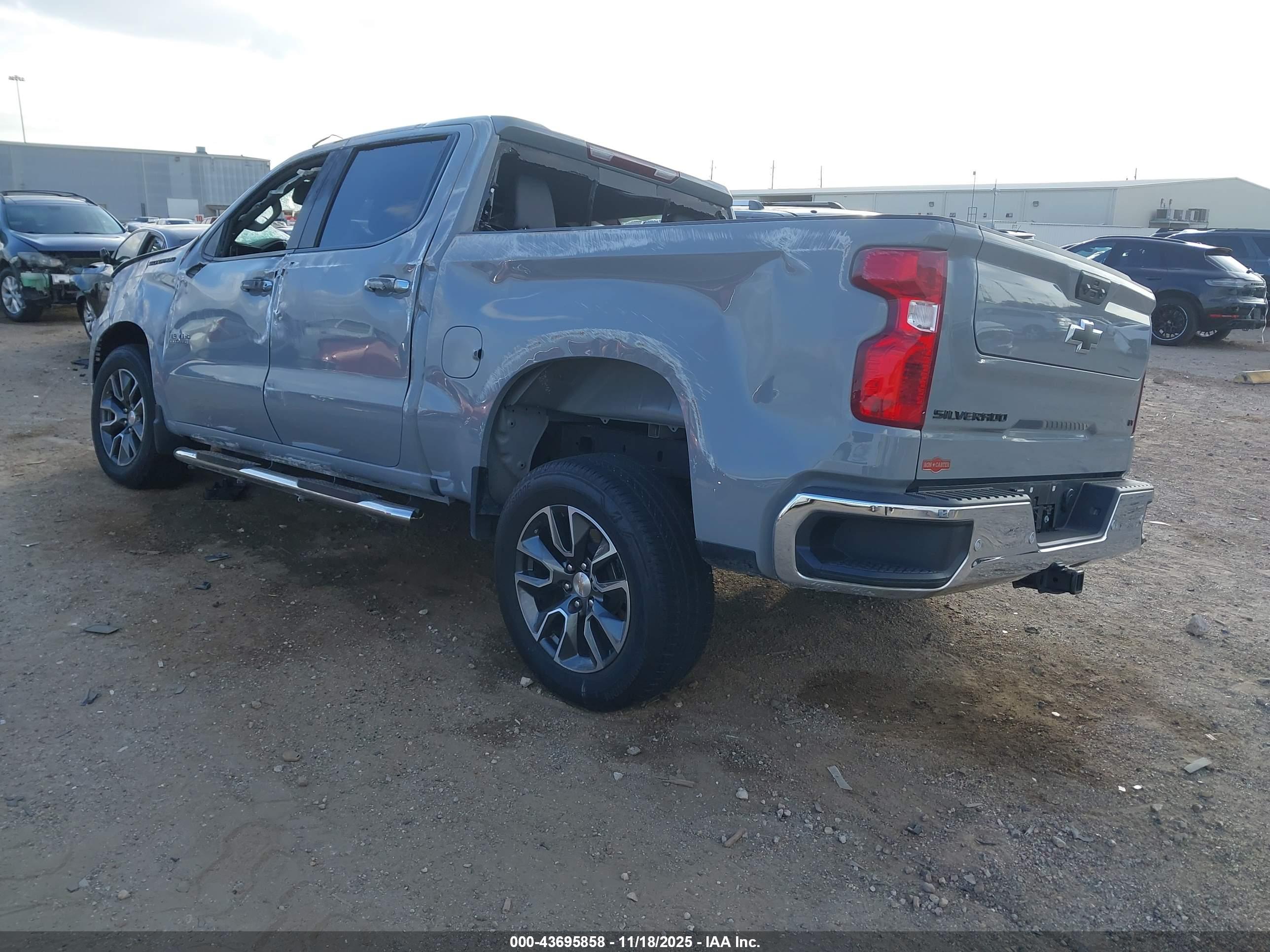 CHEVROLET SILVERADO image 3