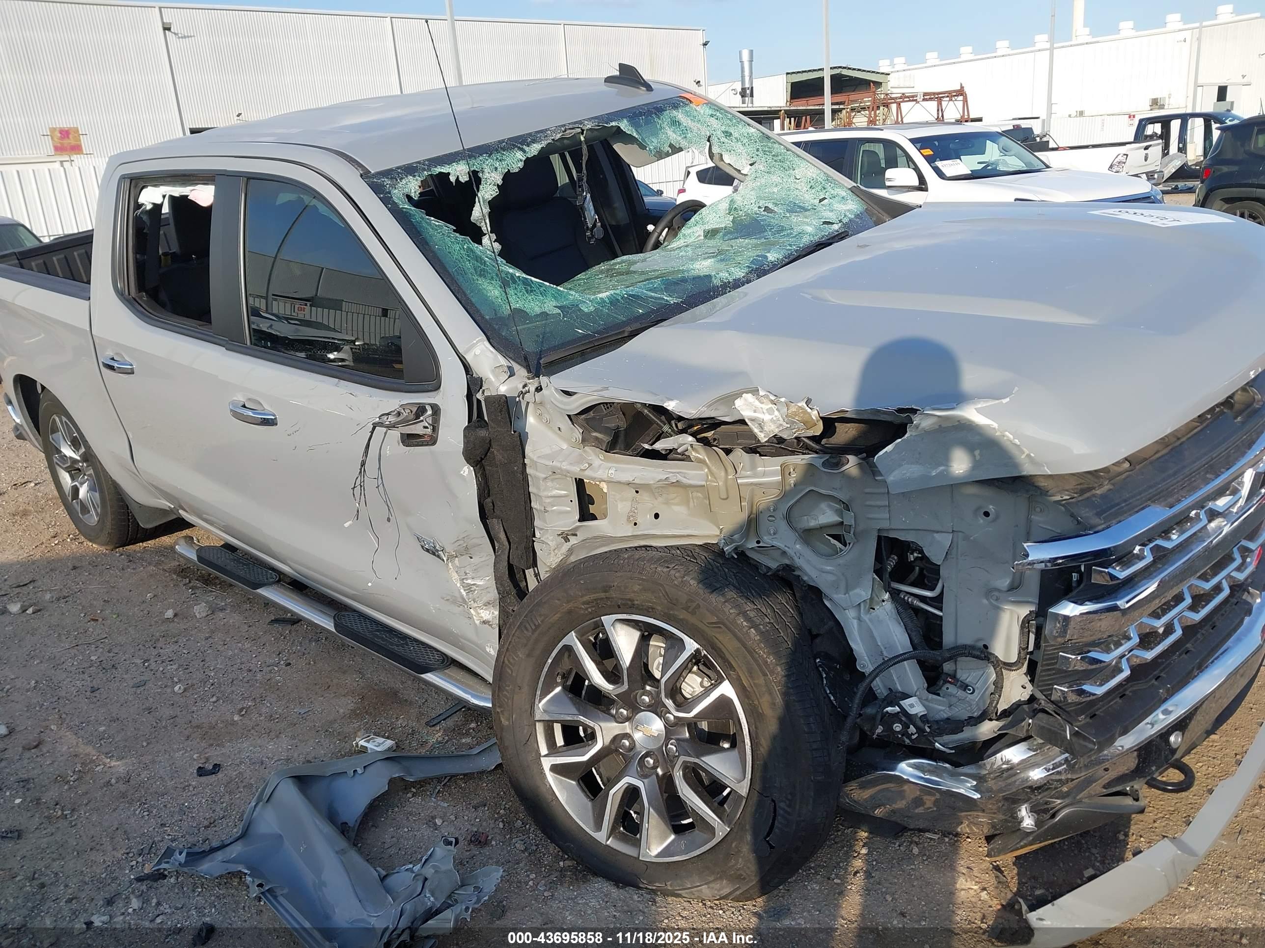 CHEVROLET SILVERADO image 6