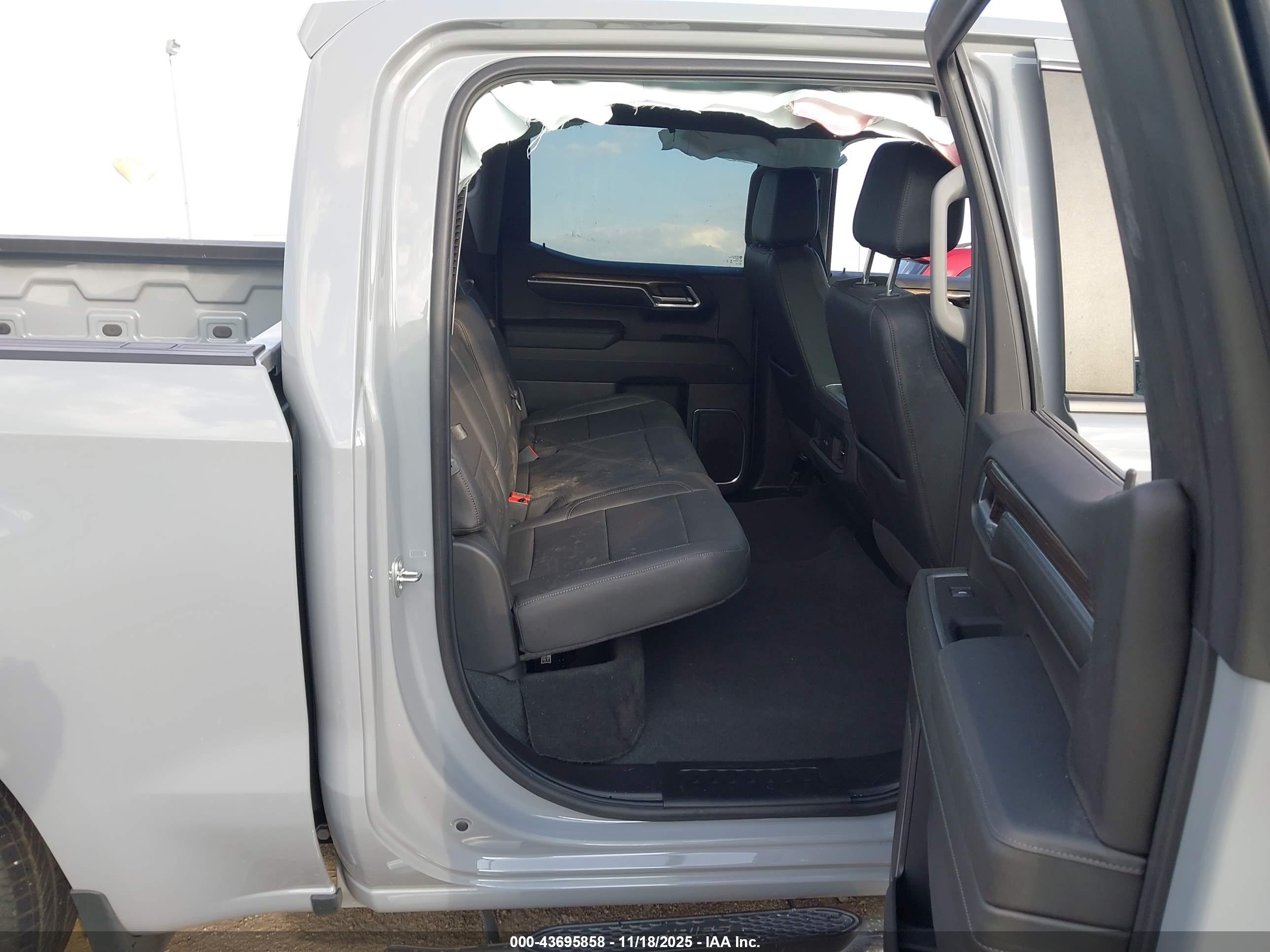 CHEVROLET SILVERADO image 8