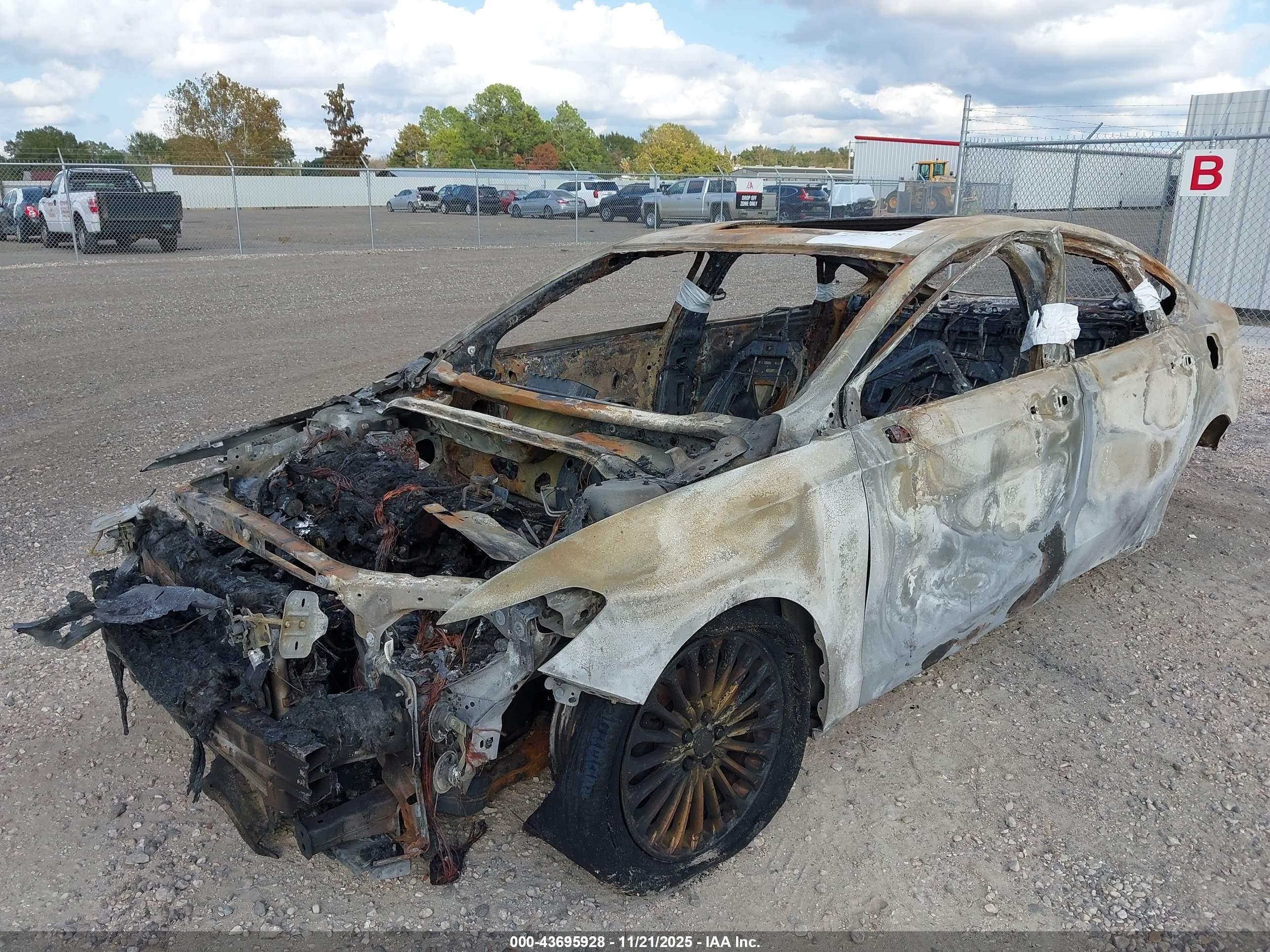 FORD FUSION image 6