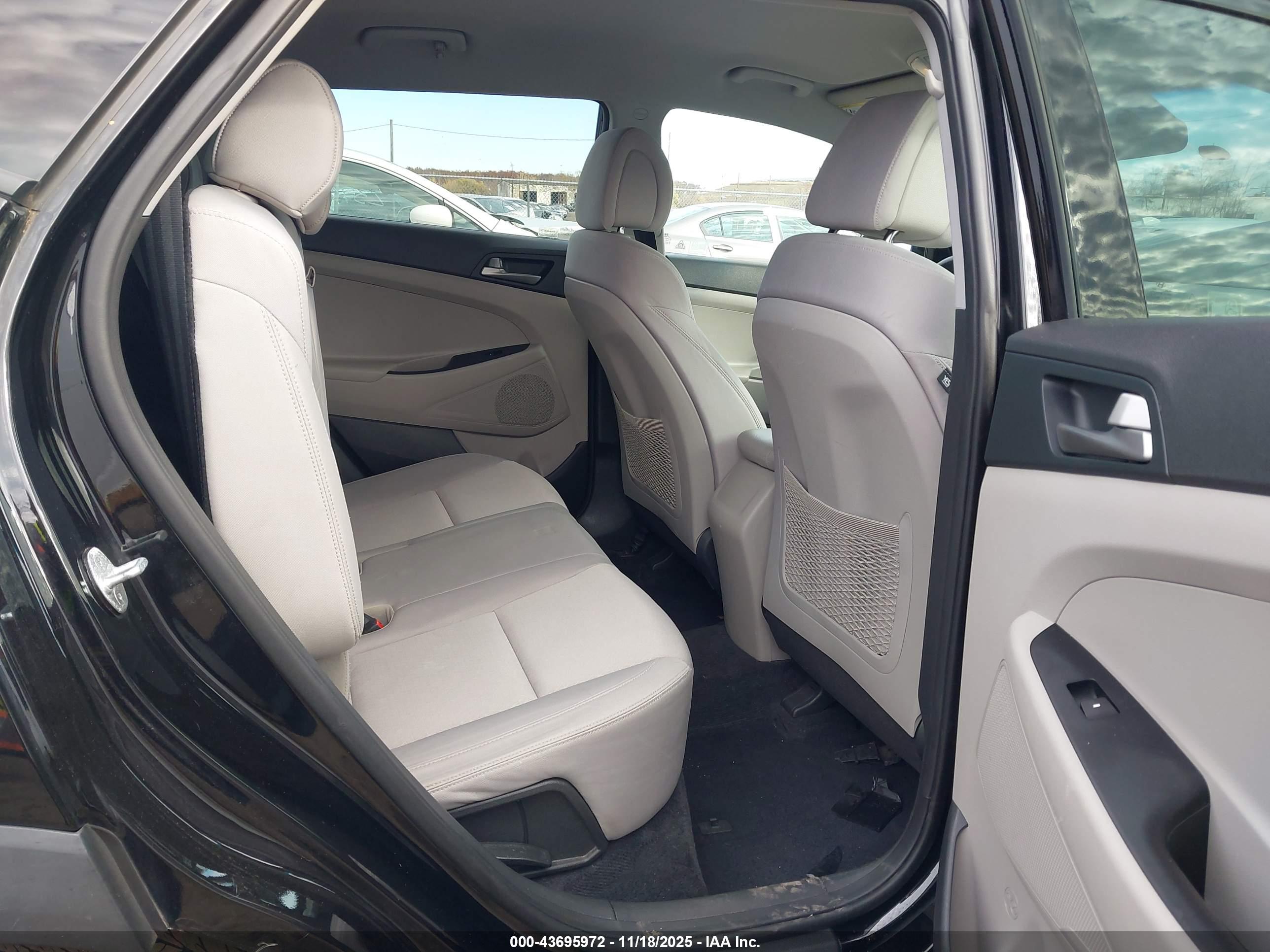 HYUNDAI TUCSON image 8