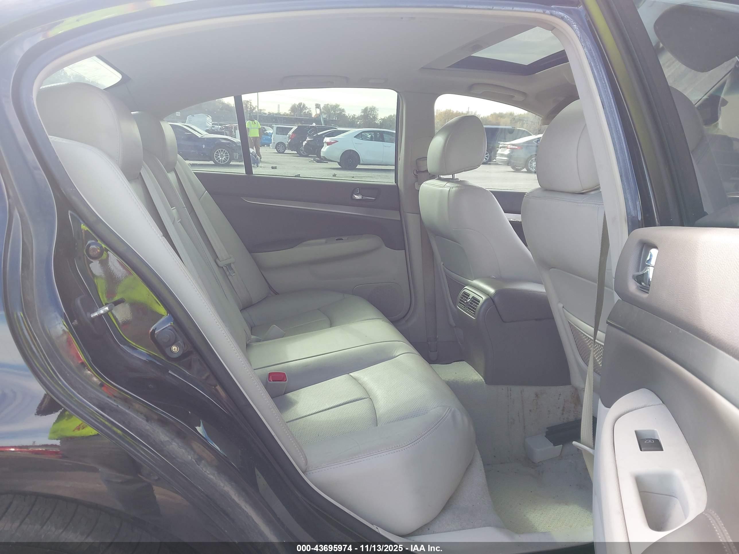 INFINITI G37X image 8