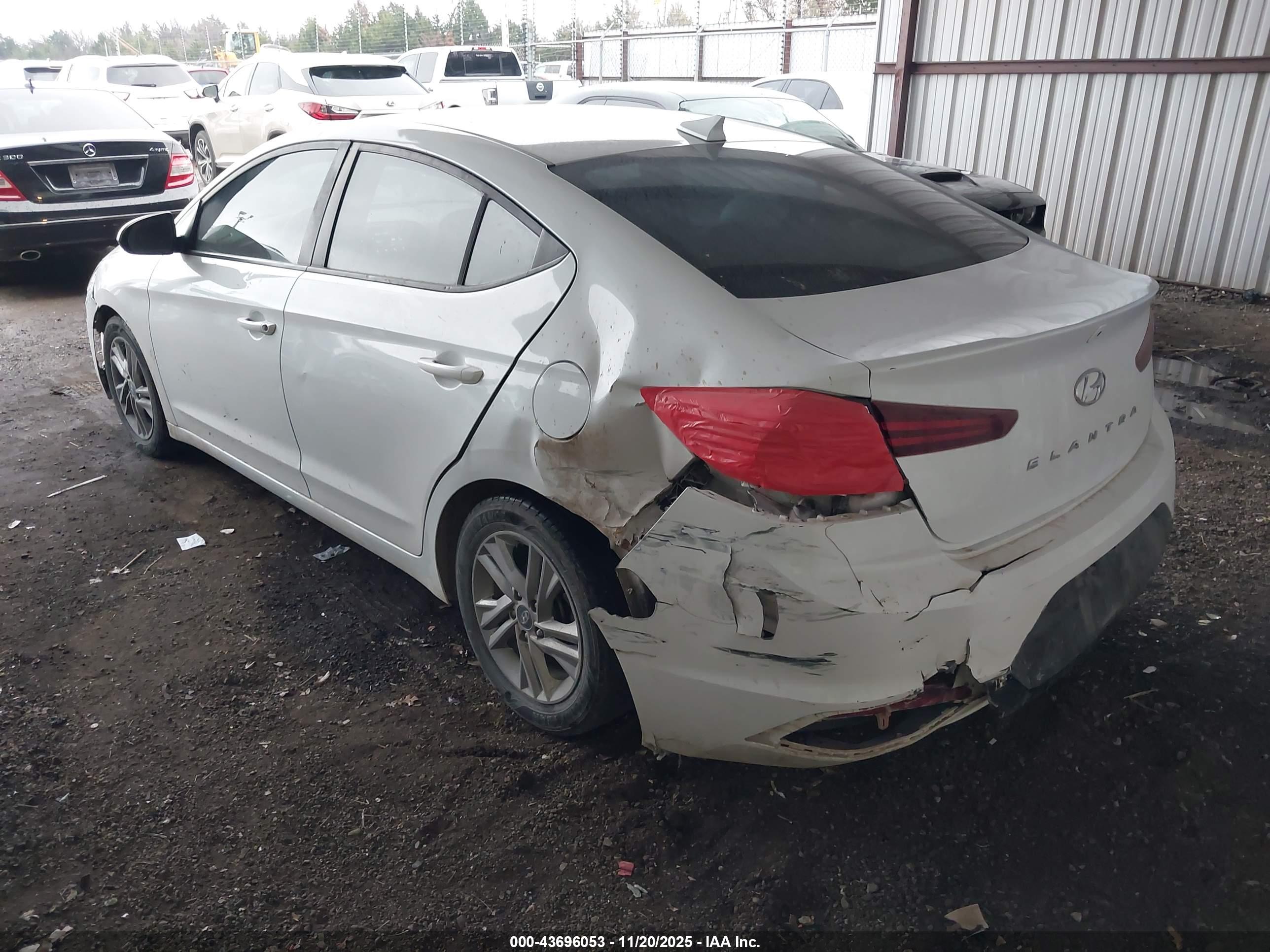 HYUNDAI ELANTRA image 3