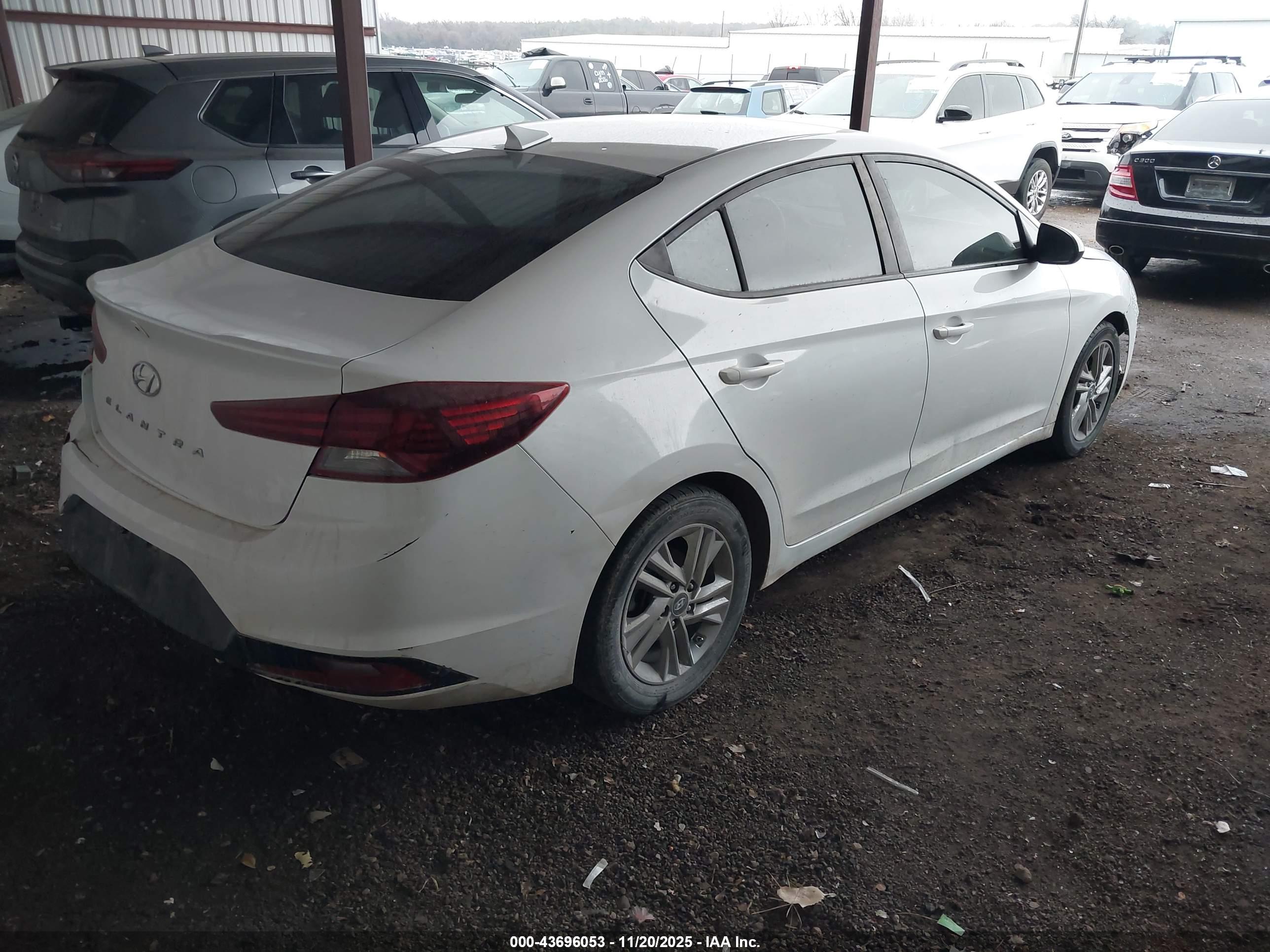 HYUNDAI ELANTRA image 4